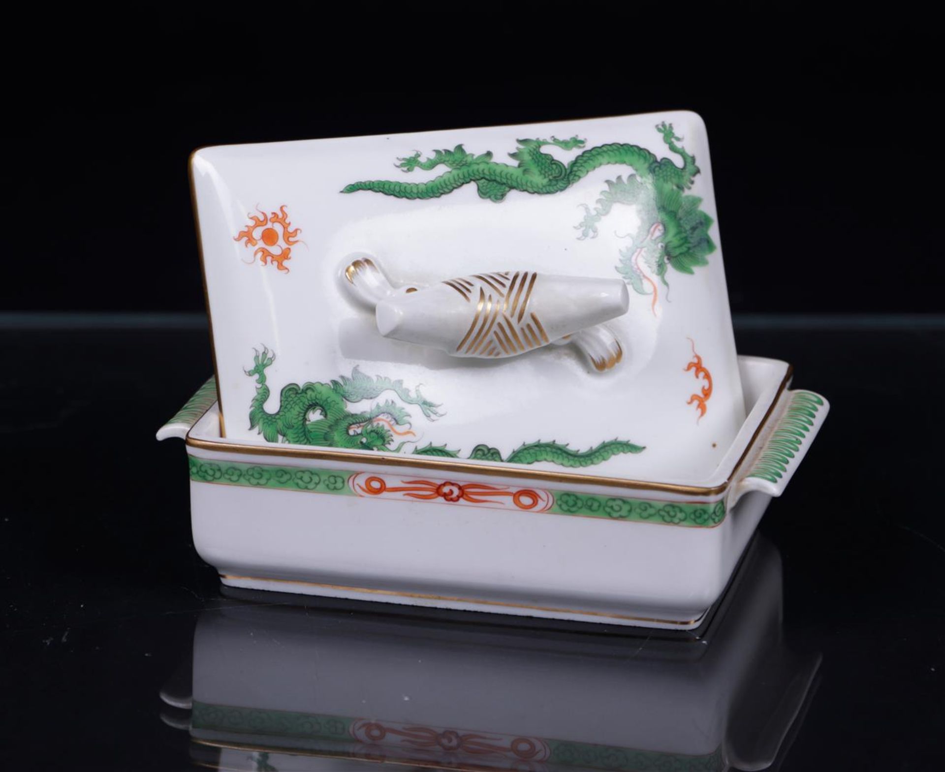 A porcelain lidded box with green dragon decor. Meissen, 20th century.
8 x 14 cm. - Image 2 of 3