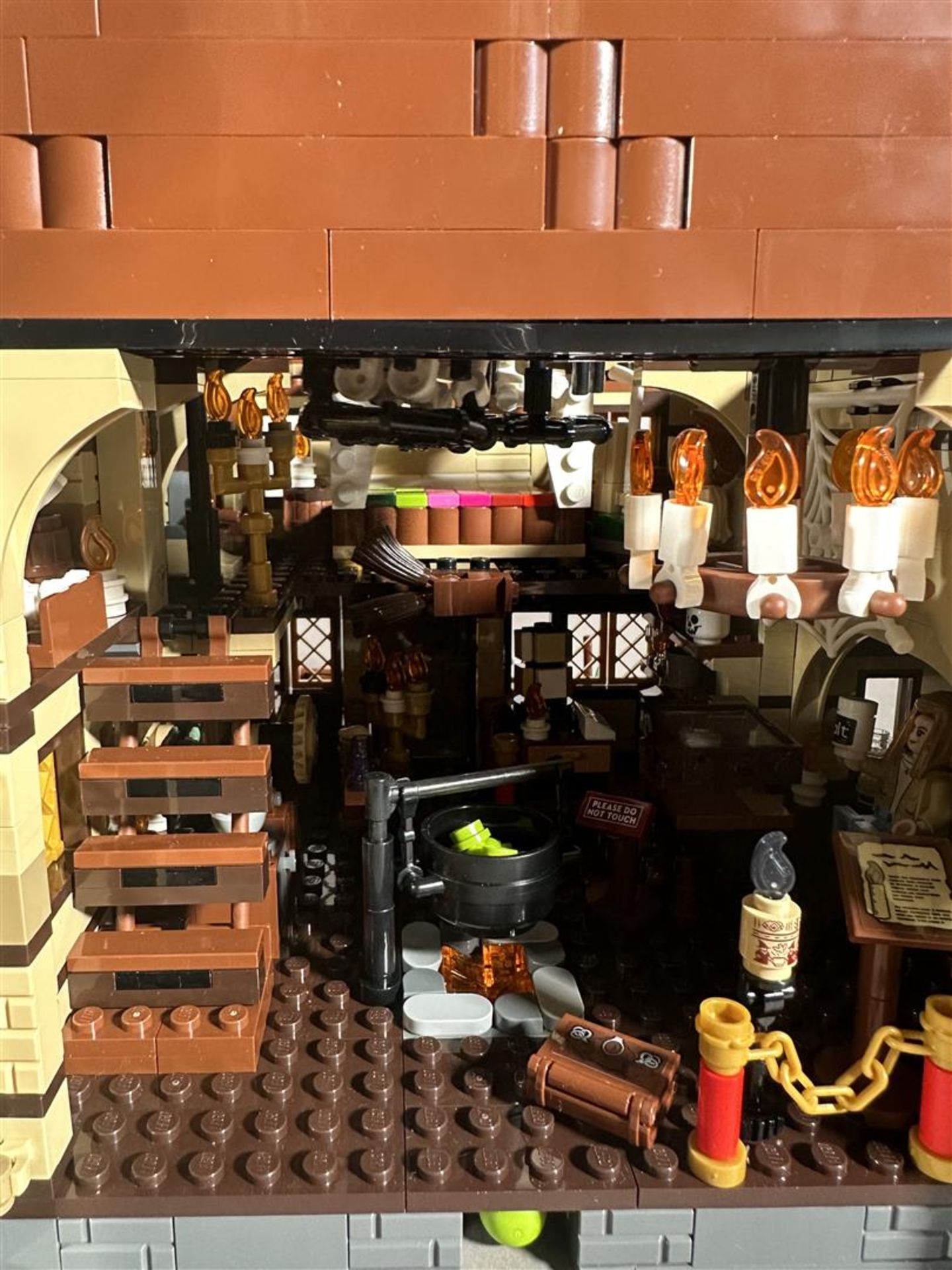 Lego Ideas. Disney Hocus Pocus: the Sanderson sisters' house Halloween Set - 21341 - Bild 9 aus 9
