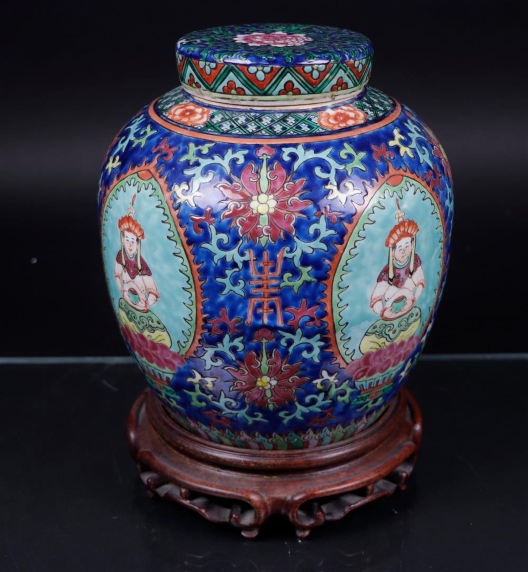 A large porcelain storage jar with family verte decor, intended for the Persian market. China, 19th  - Bild 4 aus 6