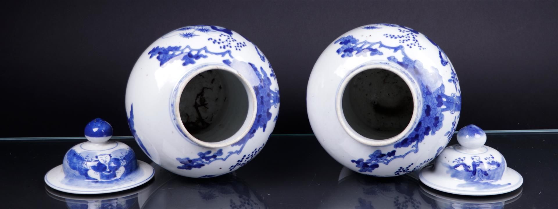 Two porcelain cupboard vases with frosted and crazy decor. China, 19th century.
H. 31 cm. - Image 5 of 6