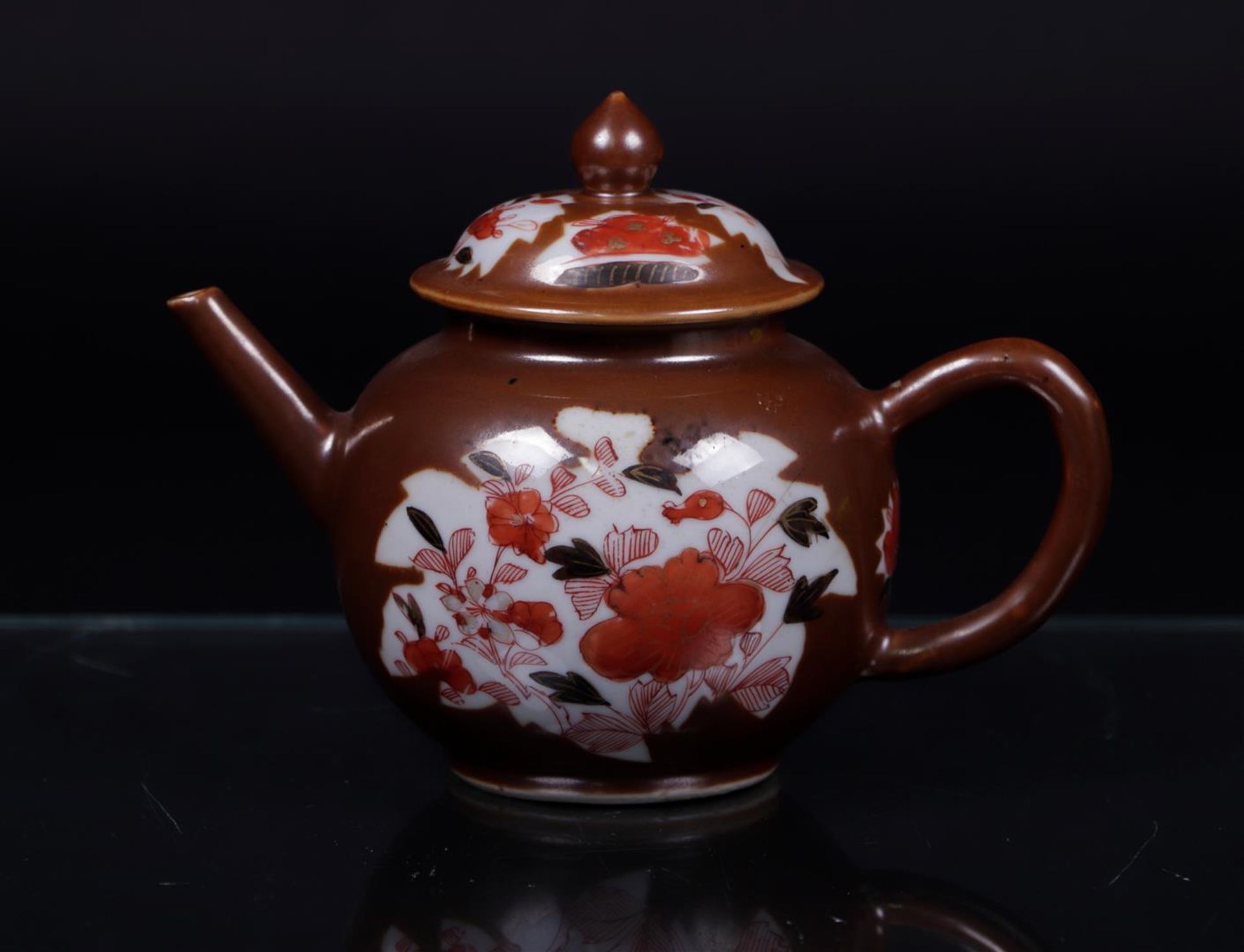 A porcelain teapot, Capuchin/Famille Rose leaf/bed decor. China, 18th century.
17 x 14 cm. - Bild 2 aus 3