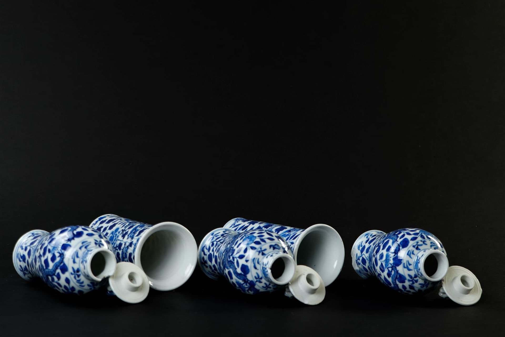 A five-piece porcelain cupboard set with dragon decor, marked Knagxi. China, 19th century.
H. 18 cm. - Image 2 of 3