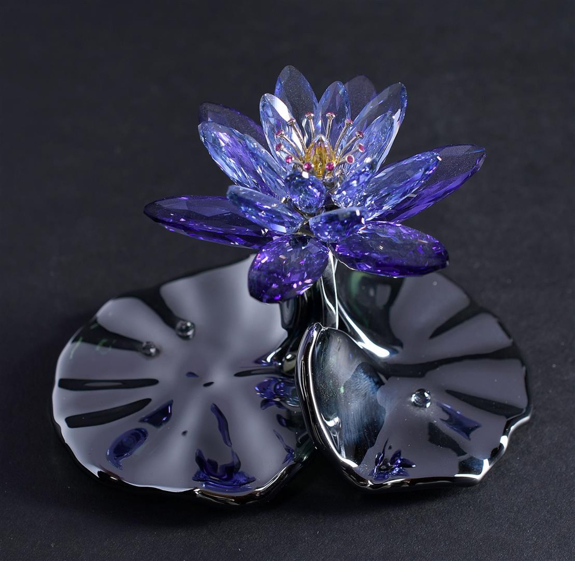 Swarovski, Water Lily - Blue Violet, Year of issue 2012, 1141630. Includes original box.
7.3 x 10.8 