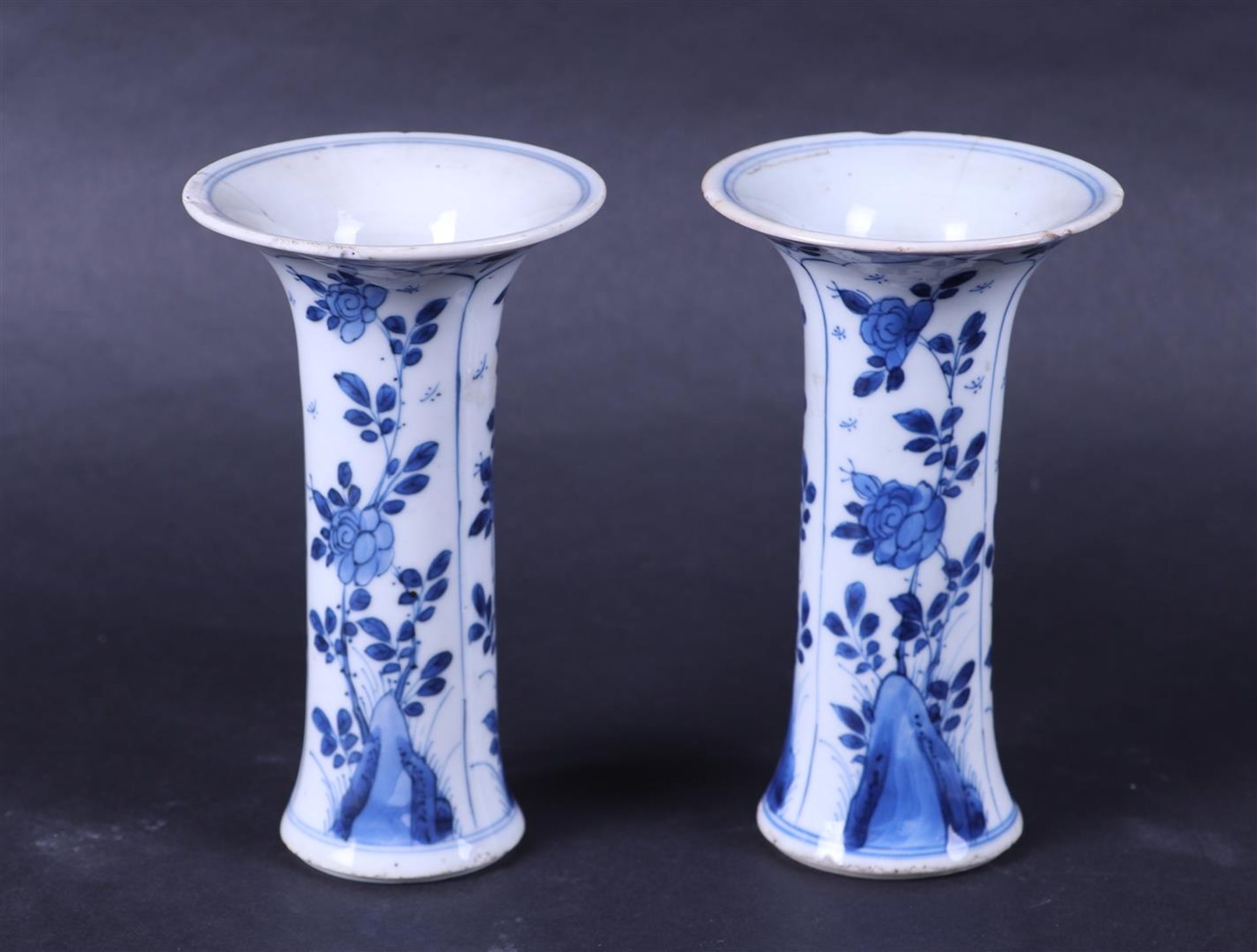 A set of two porcelain cup vases with floral decor in beds. China, Kangxi.
H. 14 cm. - Image 2 of 4
