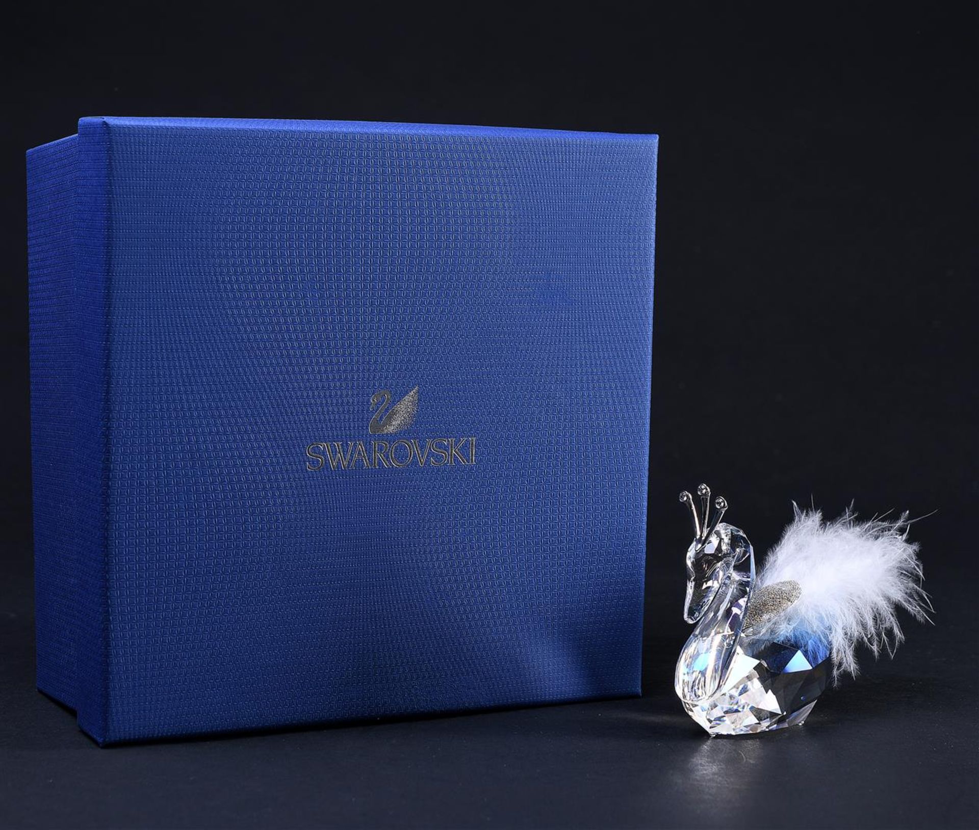 Swarovski,winter swan Year of publication 2010, 1054571. Includes original box and glass shoe.
H. 8, - Image 4 of 4