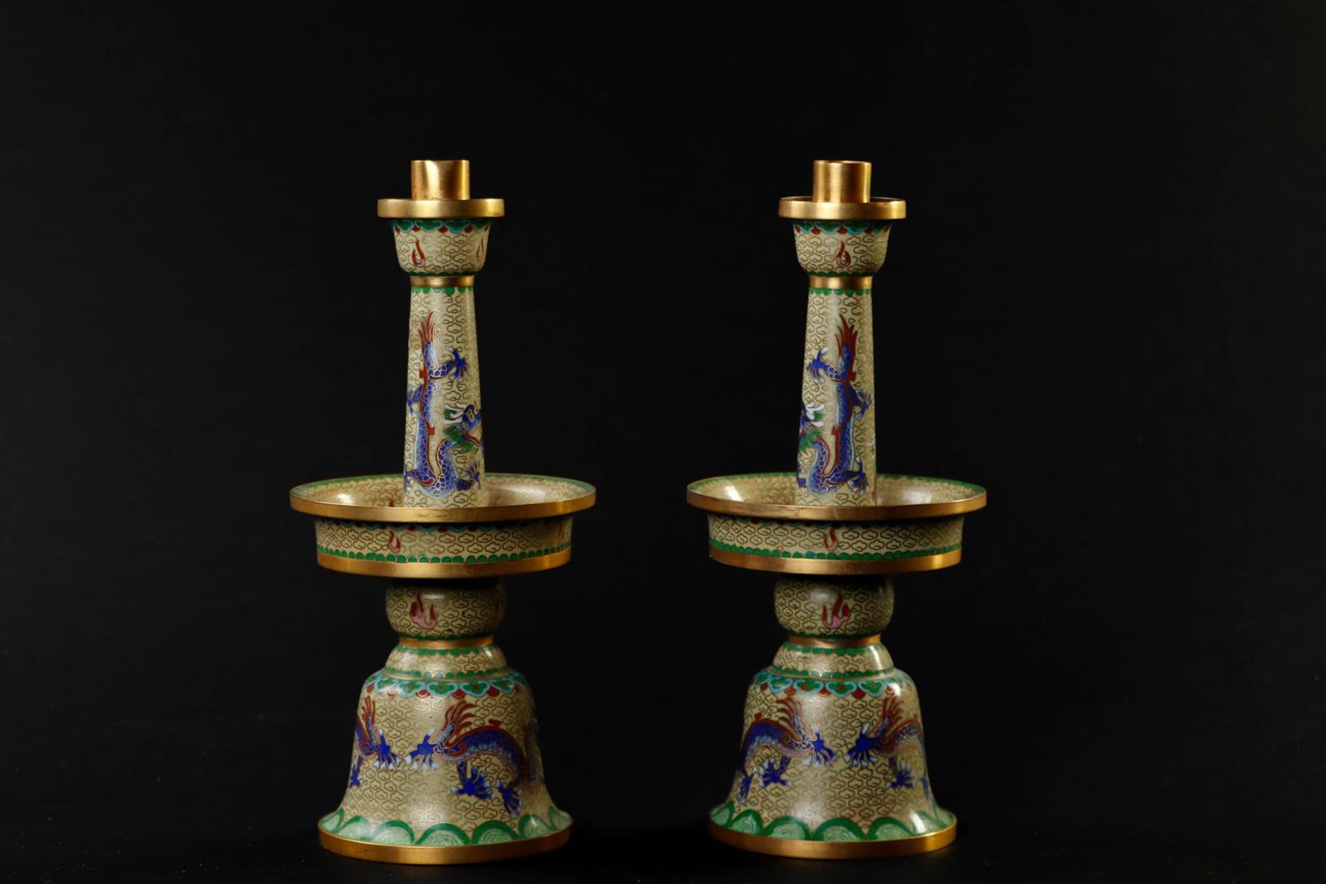 A pair of cloisonne candlesticks decorated with dragons. China, 20th century.
H. 27 cm. - Bild 3 aus 5