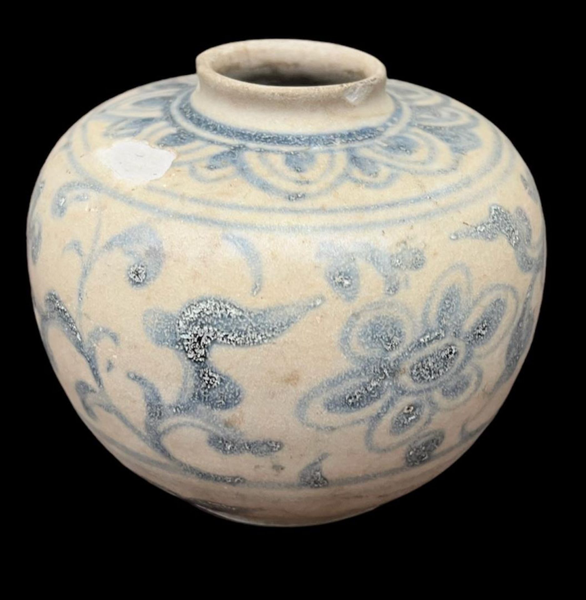 Ointment jar Ming floral motif.
H. 7,5 cm.