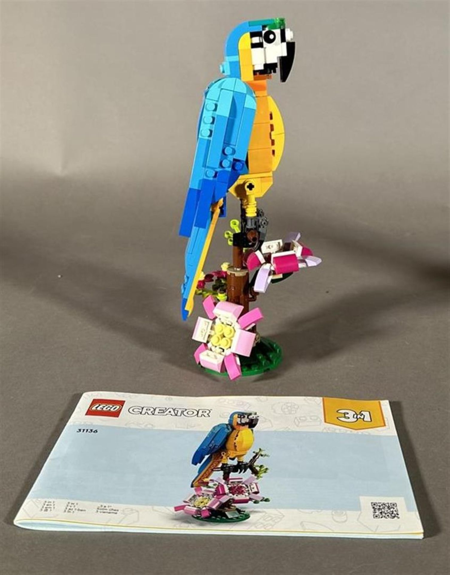 Lego creator 'blue' exotic parrot 31136; Lego creator 'pink' exotic parrot 6442319. (2x) - Image 4 of 4