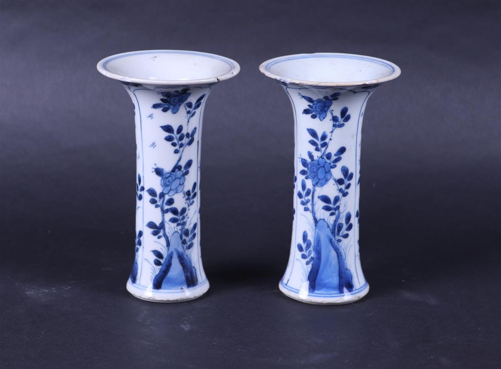 A set of two porcelain cup vases with floral decor in beds. China, Kangxi.
H. 14 cm.