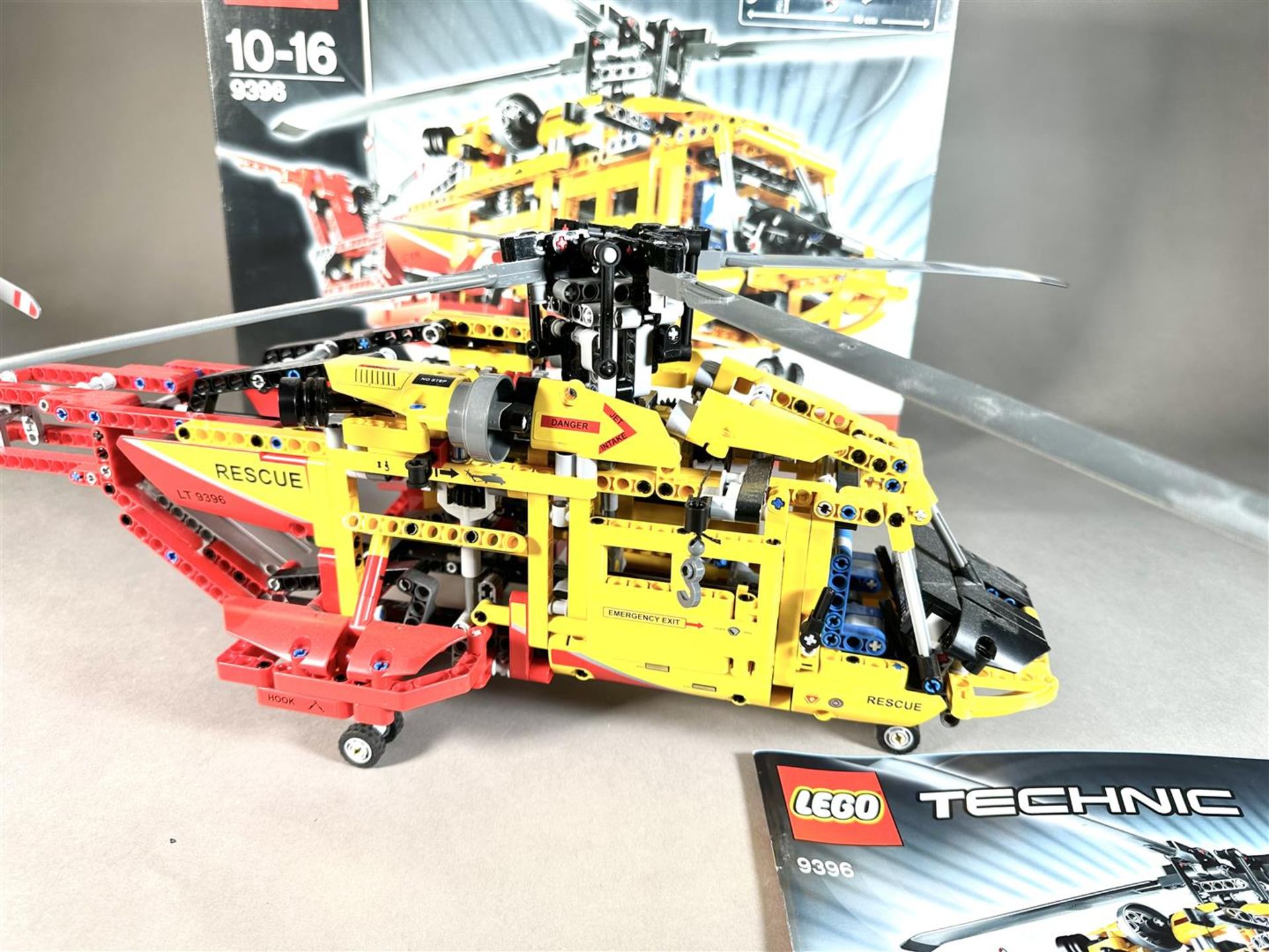 Lego - Technic - 9396 - Rescue Helicopter - Image 3 of 3