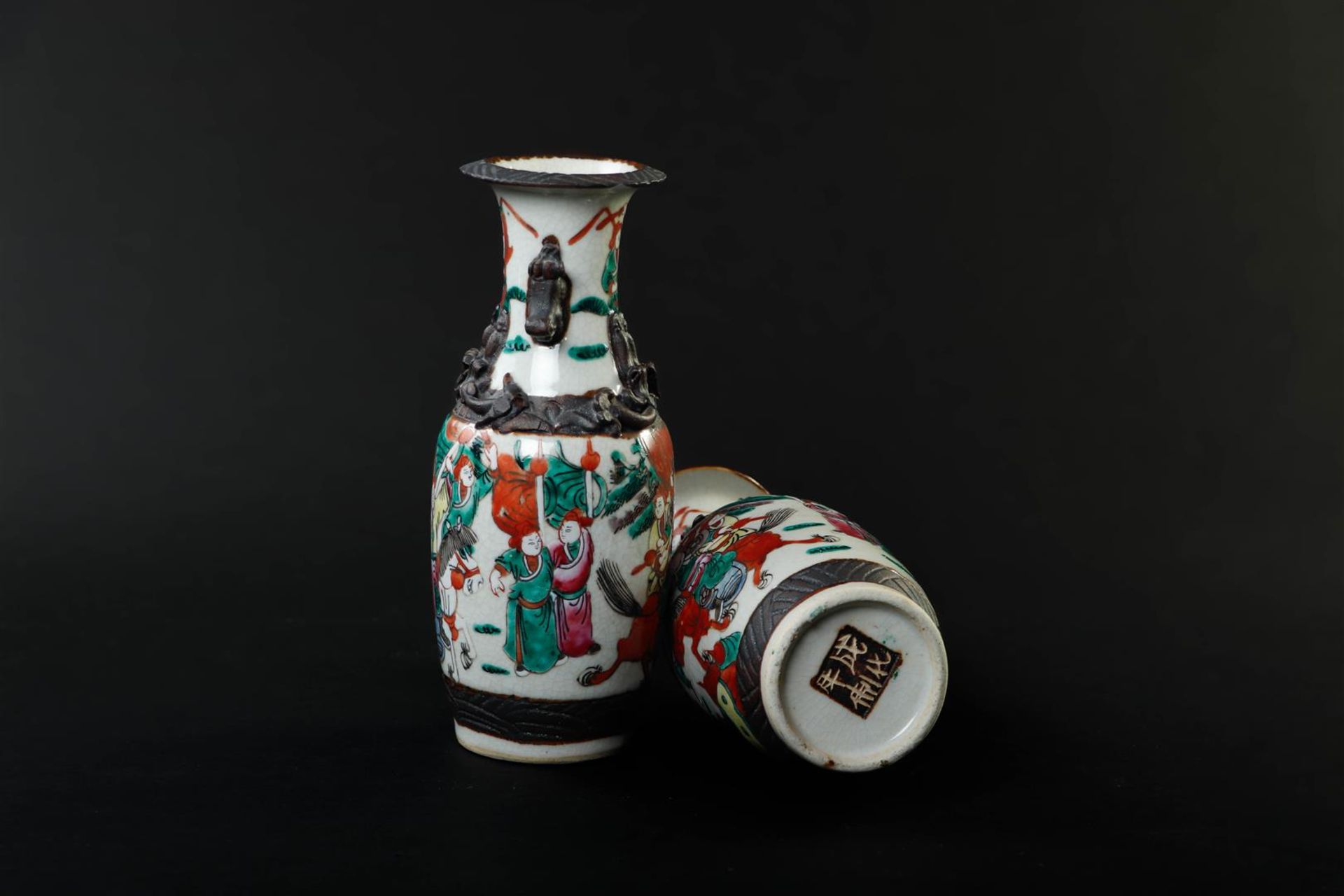 A pair of Nanking earthenware vases decorated with various figures. China, 19th century.
H. 25 cm. - Image 5 of 6