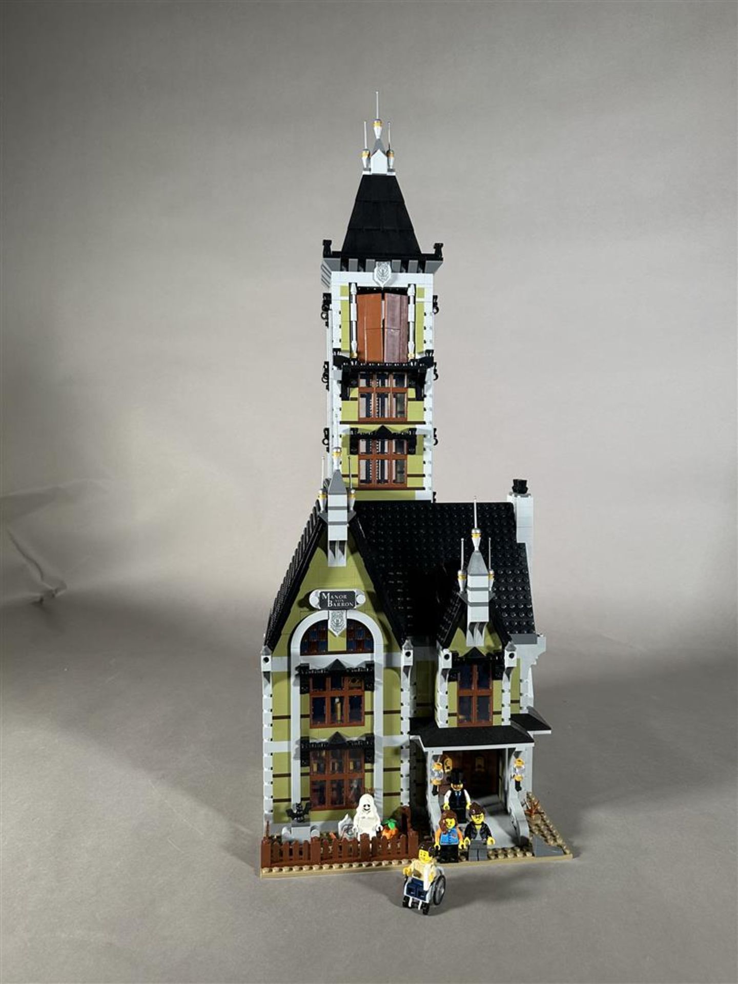 Lego Creator Expert Haunted House - 10273 - Image 3 of 4