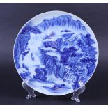 A porcelain dish with landscape decoration, marked Qianlong. China, 20th century.
Diam. 27 cm.