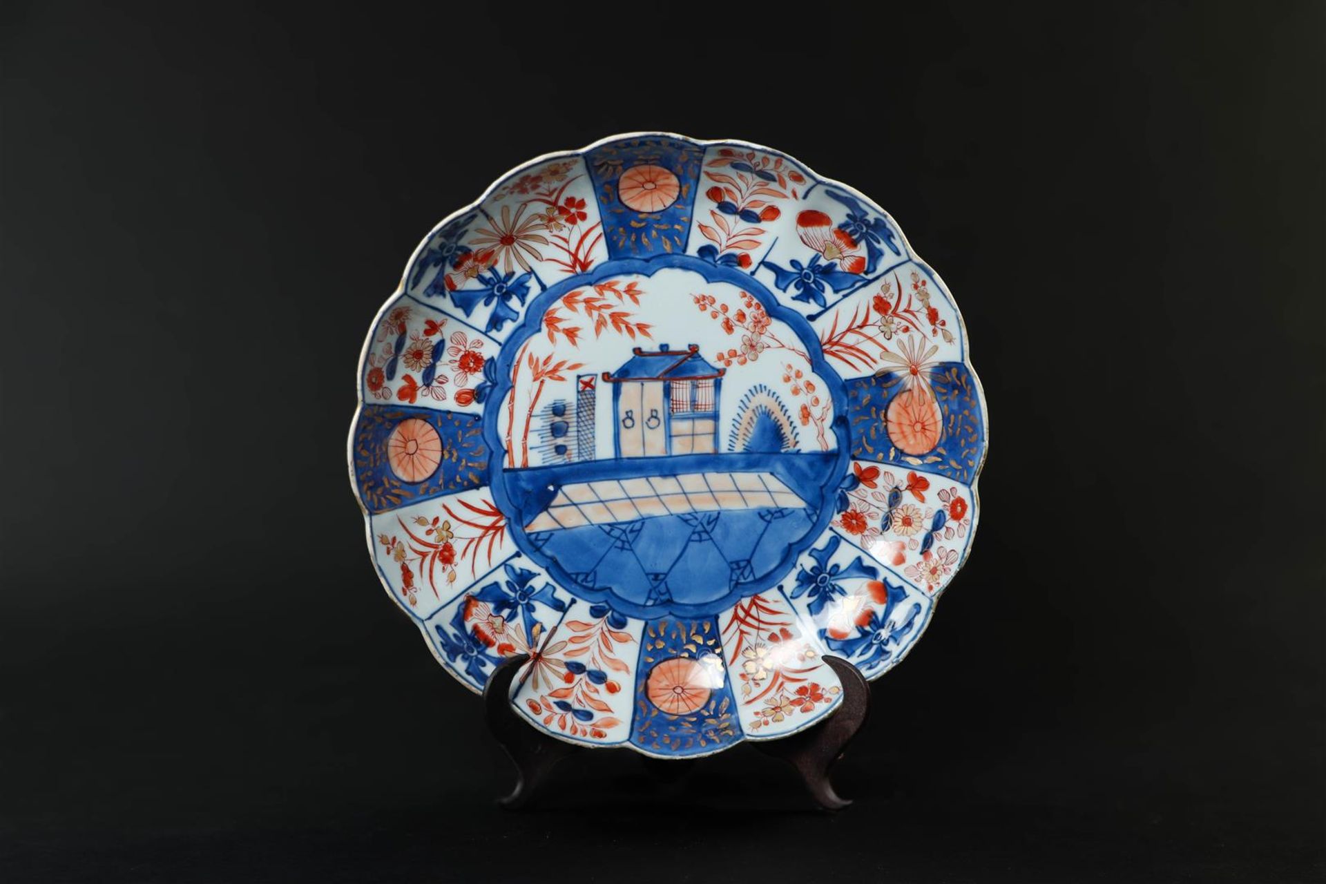 A porcelain Imari dish, cuckoo in the house decoration, marked in a double circle. China, Kangxi.
Di