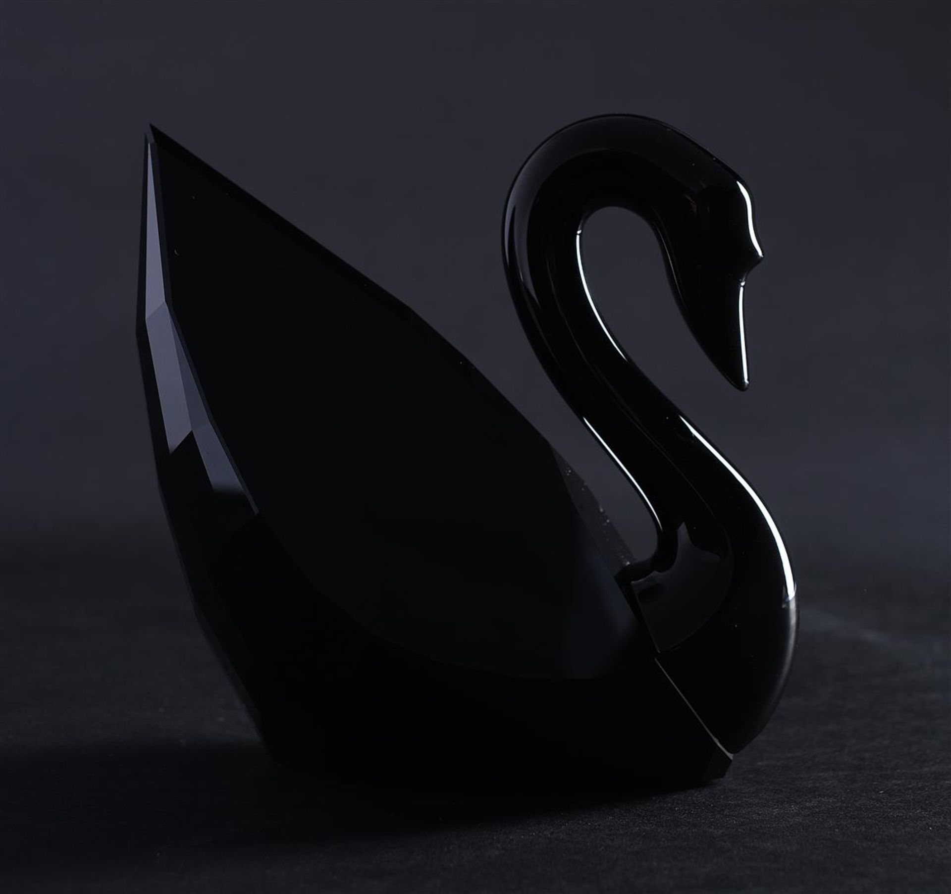 Swarovski, Swan black medium, Year of issue 2011, 1098643. Includes original box.
12,3 x 11,9 cm. - Image 2 of 5