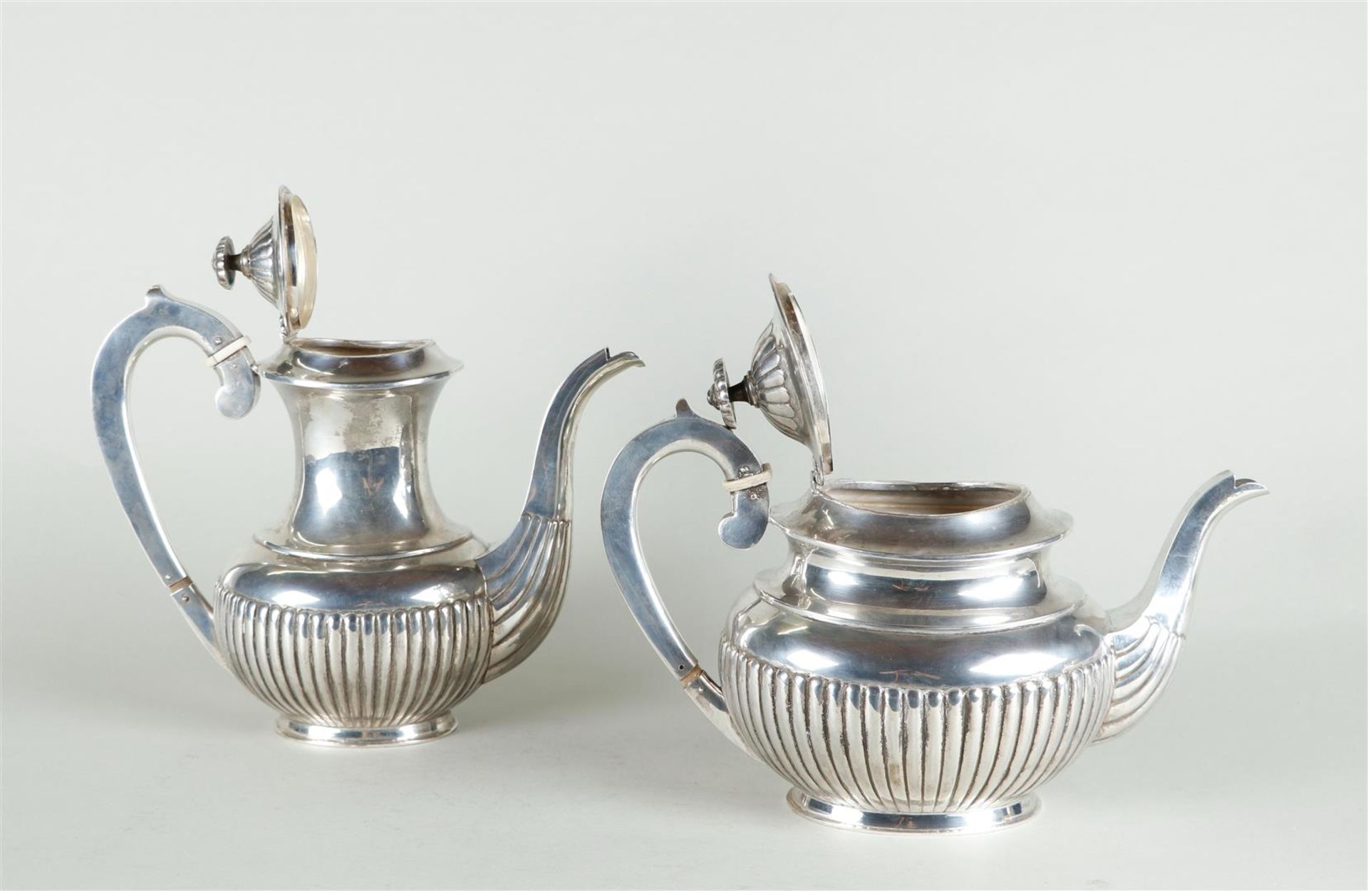 A silver coffee and tea set, consisting of a coffee pot, a teapot, a cream jug and a sugar bowl. Mar - Image 2 of 13