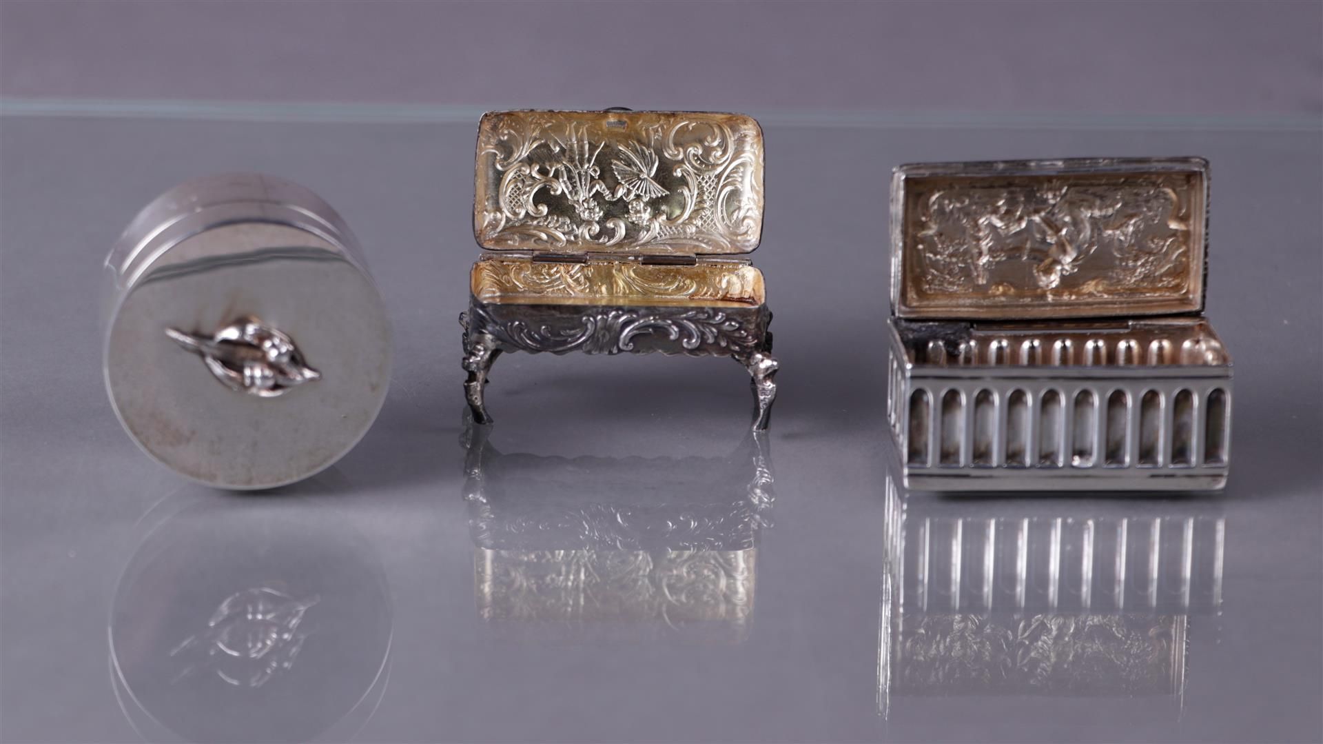 Lot of silver miniatures consisting of photo frame and boxes. 120 grams. - Image 5 of 6