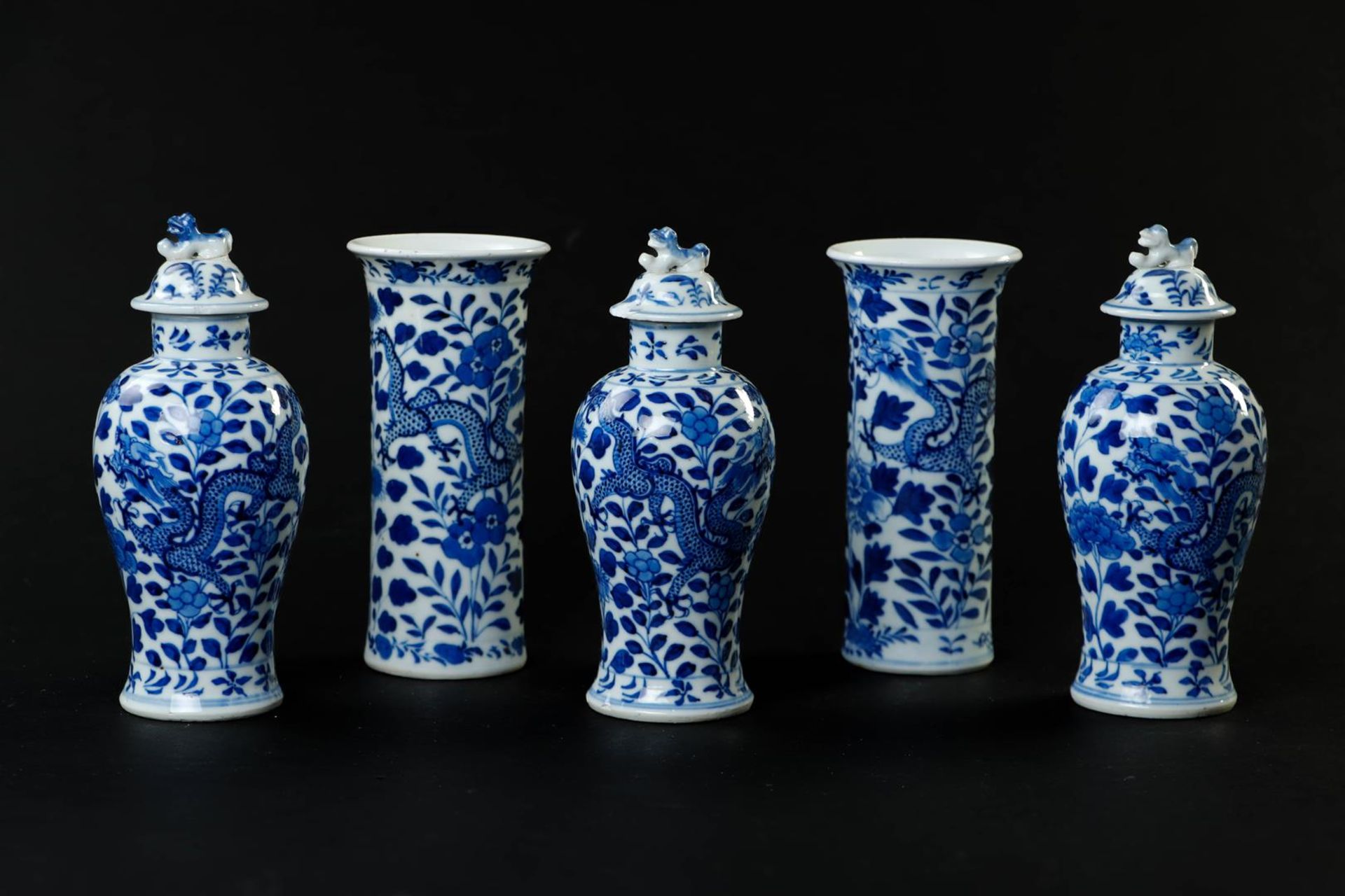 A five-piece porcelain cupboard set with dragon decor, marked Knagxi. China, 19th century.
H. 18 cm.