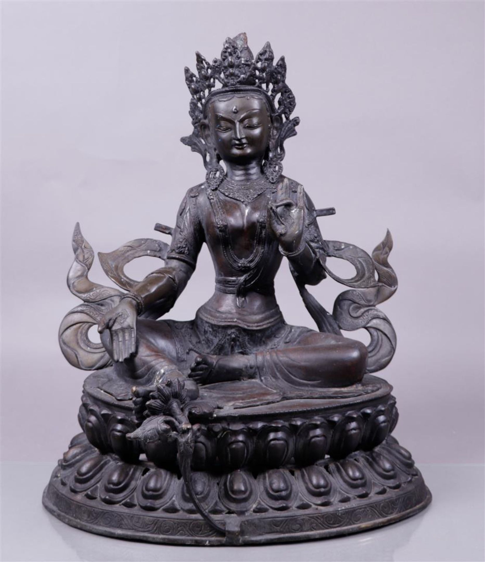 A large bronze Tara. Tibet 20th century.
60 x 45 cm.