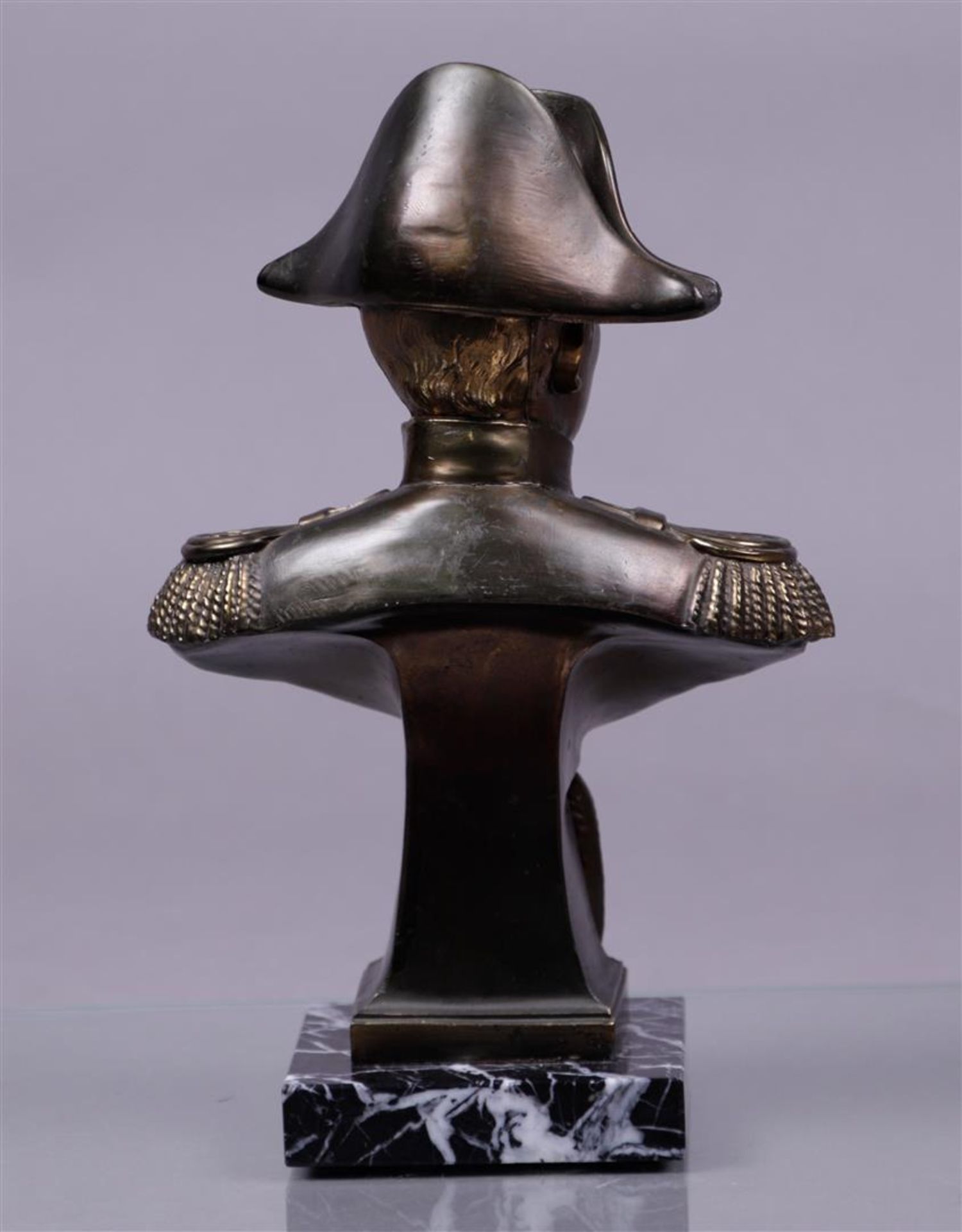 A cast bronze bust of Napoleon on a marble base.
H.:m 26,5 cm. - Image 2 of 2