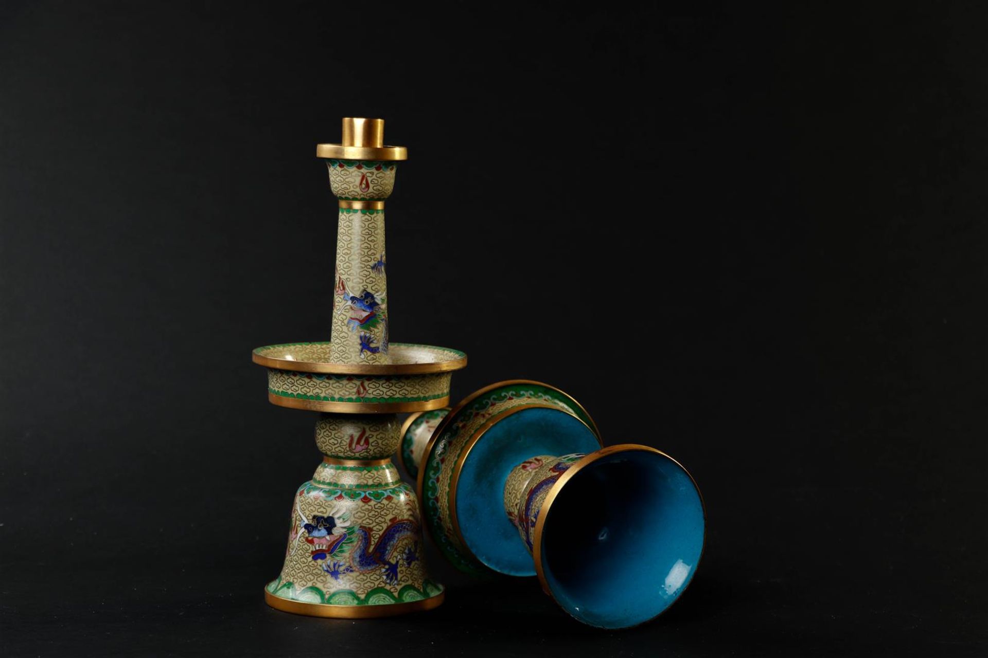 A pair of cloisonne candlesticks decorated with dragons. China, 20th century.
H. 27 cm. - Image 4 of 5
