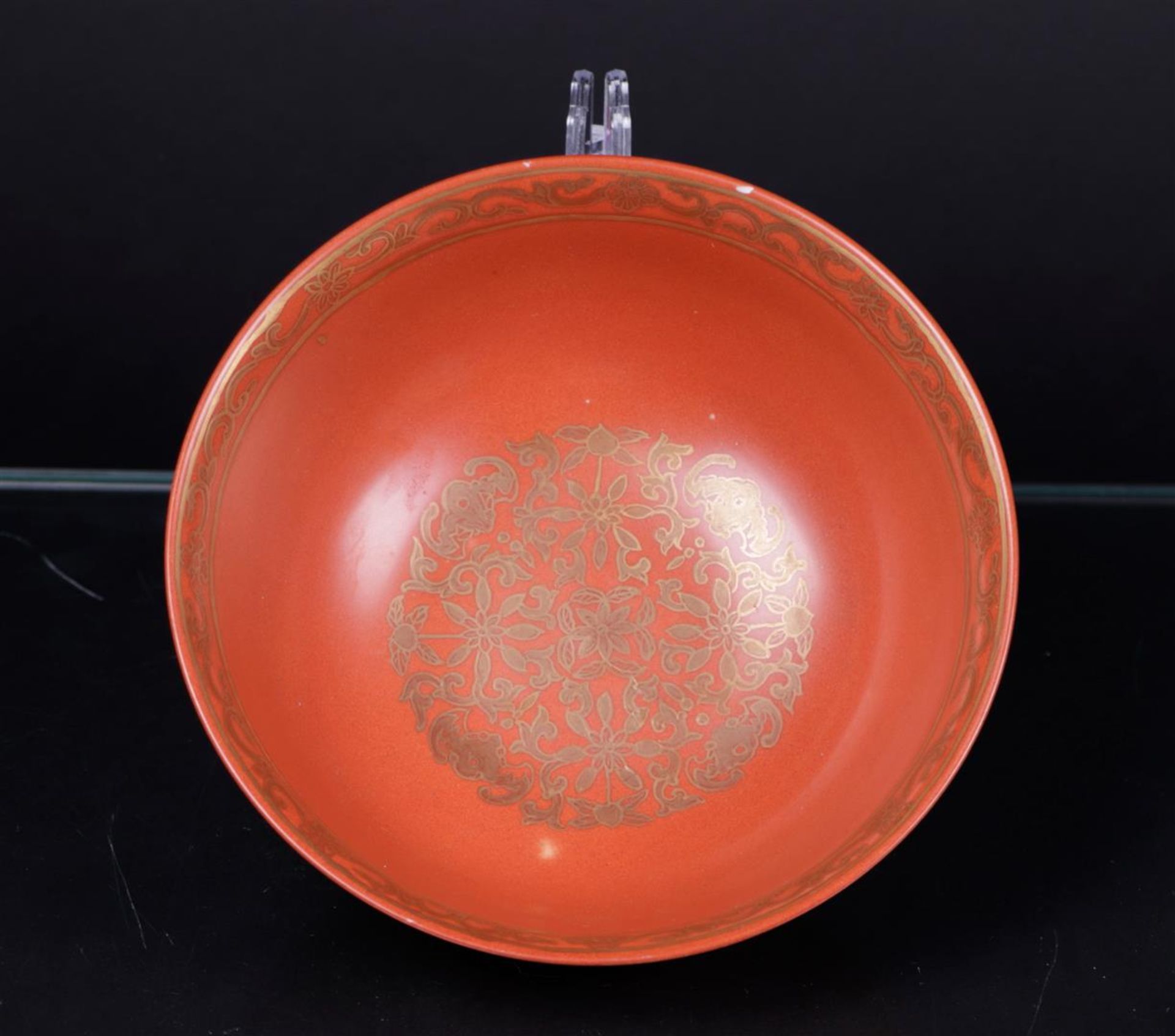 A porcelain iron red bowl, marked Daoguang. China, 19/20th century.
Diam. 16,5 cm. - Bild 2 aus 3
