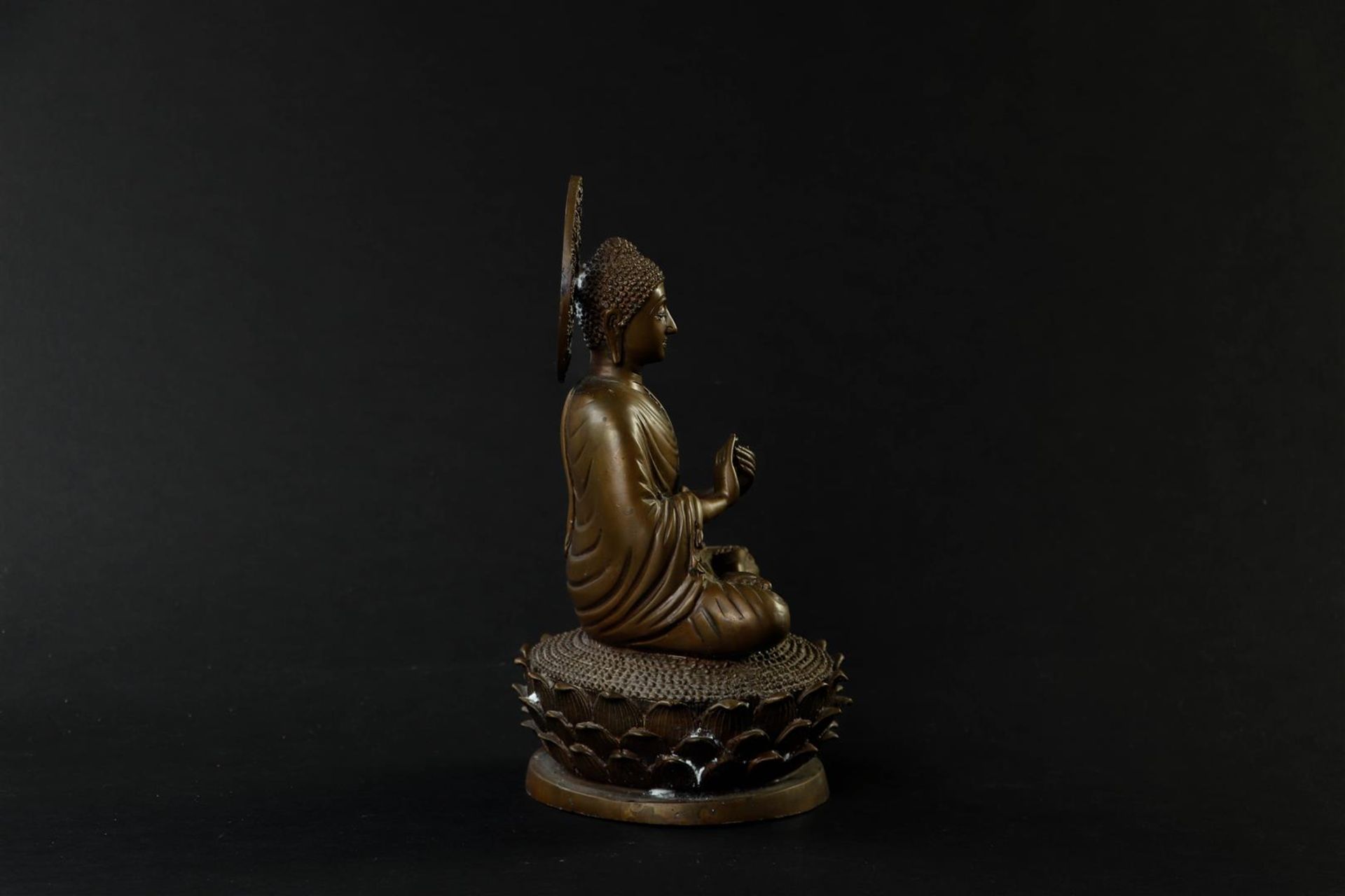 A bronze Buddha. Tibet, 20th century.
H. 25 cm. - Image 4 of 5