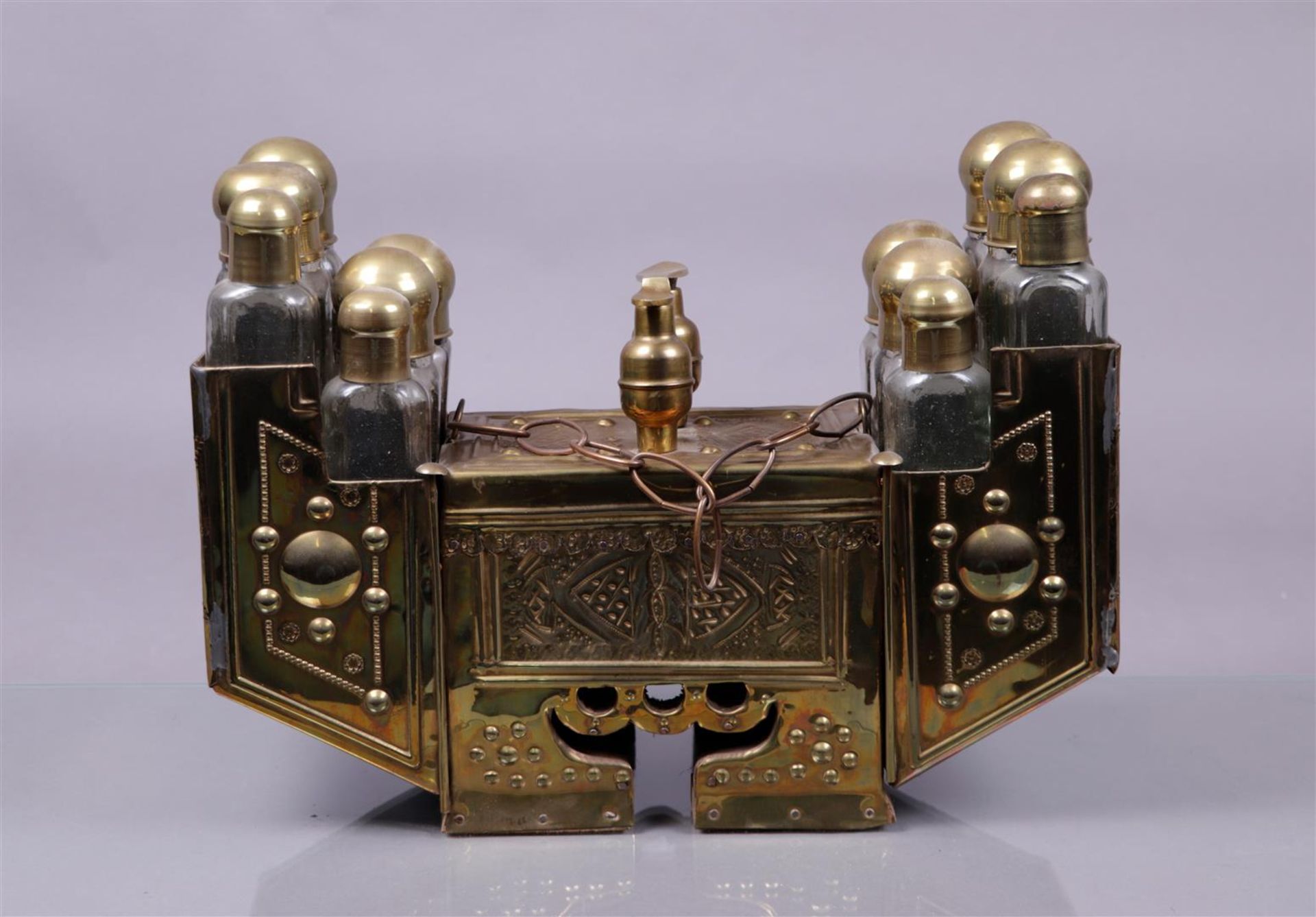A driven copper shoe shine box with bottles. North Africa, first half of the 20th century.
31 x 13 x - Bild 2 aus 2