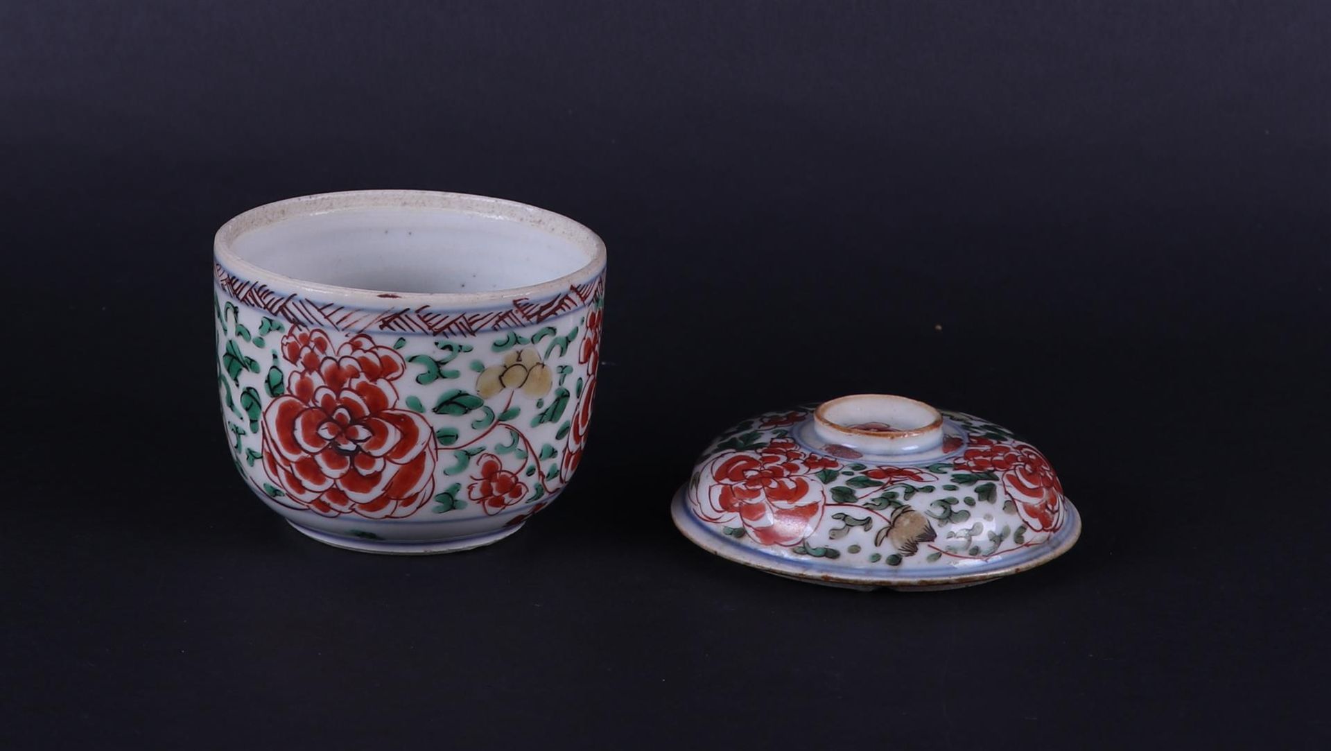 A porcelain Famille Verte lidded jar with flattened lid, and with floral decor. China Kangxi/Yongzhe - Image 3 of 3