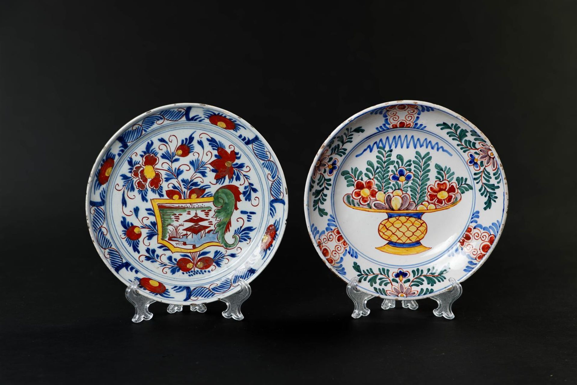 Two earthenware plates with floral decor, one marked "De porceleyne saucer". Delft, 18th century.
Di