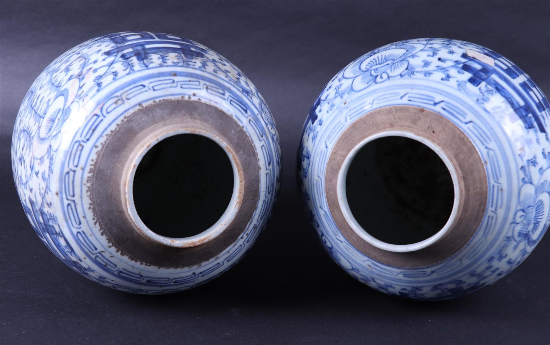 Two porcelain storage jars with double happiness decor, seal mark on the bottom. China, 19/20th cent - Bild 5 aus 5