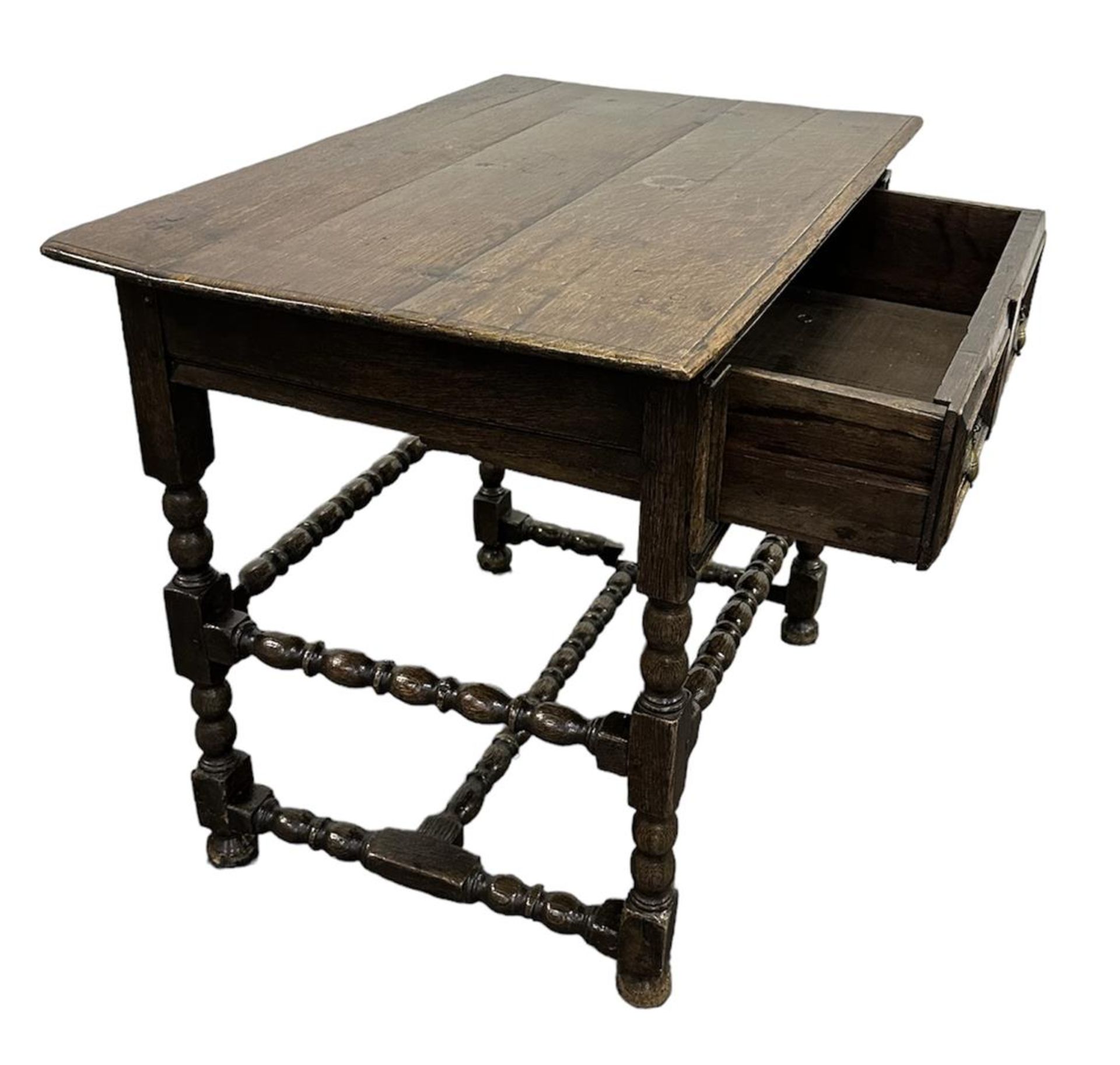 An oak table on turned legs and with ditto rules. England, 18th/19th century.