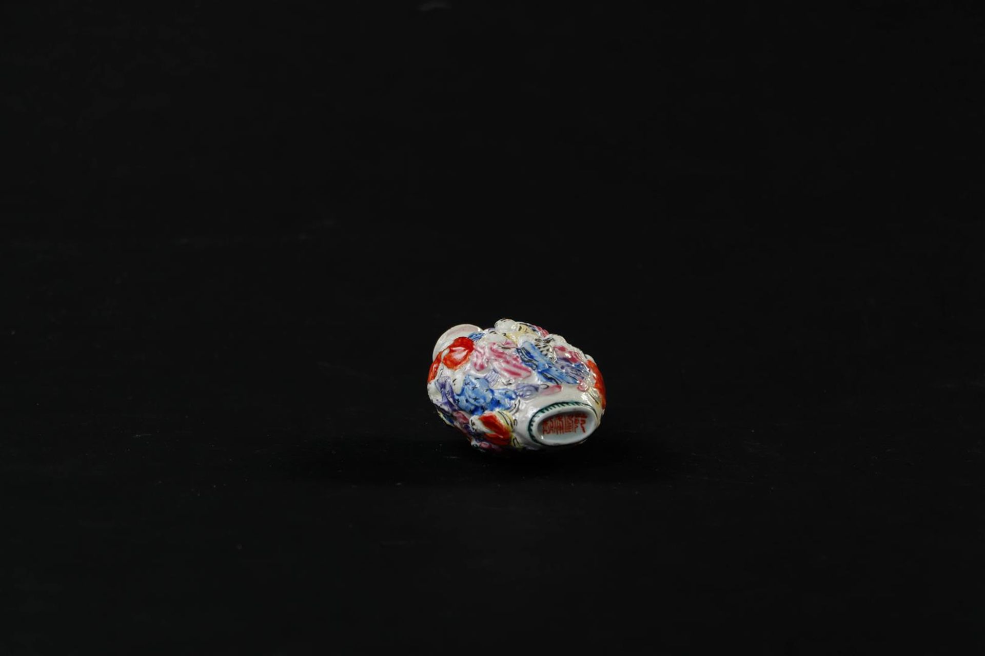 A porcelain snuff bottle famille rose / polychrome relief decor philosophers, bottom four-mark Qianl - Image 6 of 6