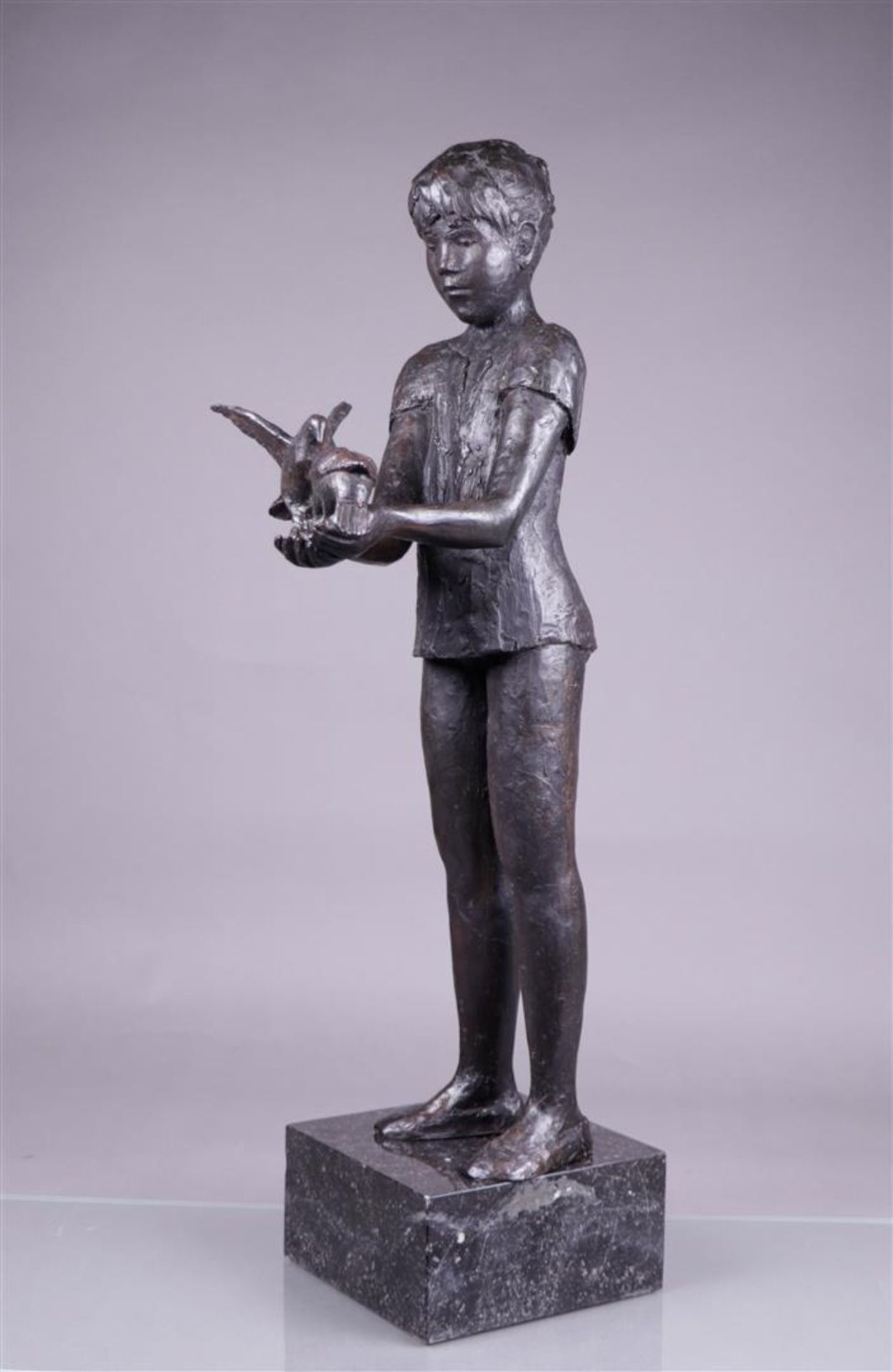 Ineke Roelfzema (Groningen 1950 - 2015), Feeding the pigeons, bronze. signed
H.: 75 cm. - Image 2 of 4