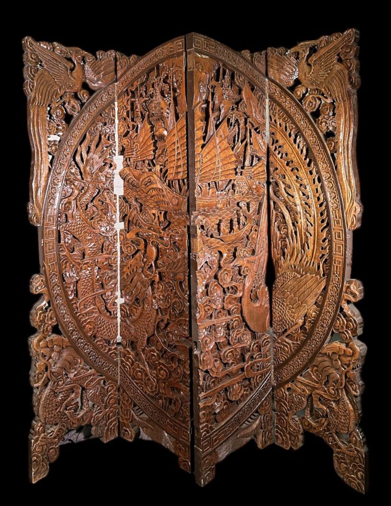 A richly carved folding screen, Indonesia/China, 20th century.
180 x 155 cm.