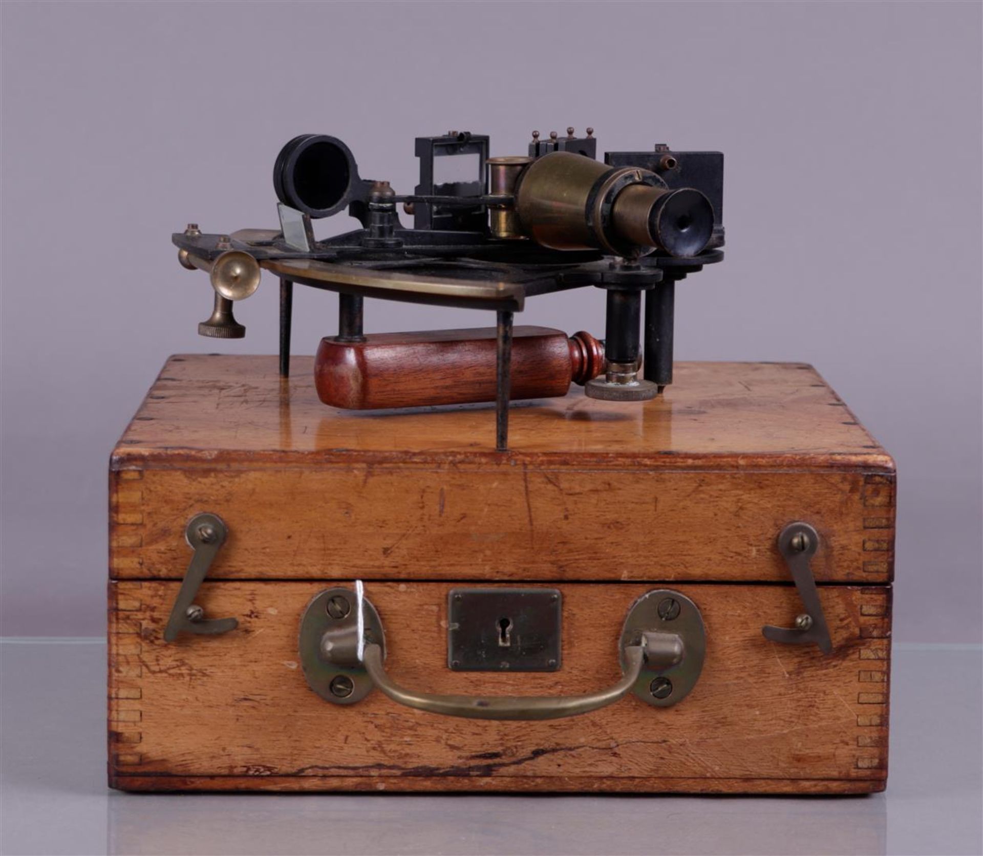 A ship's sextant in original case. Rotterdam, early 20th century.
28 x 25 cm.