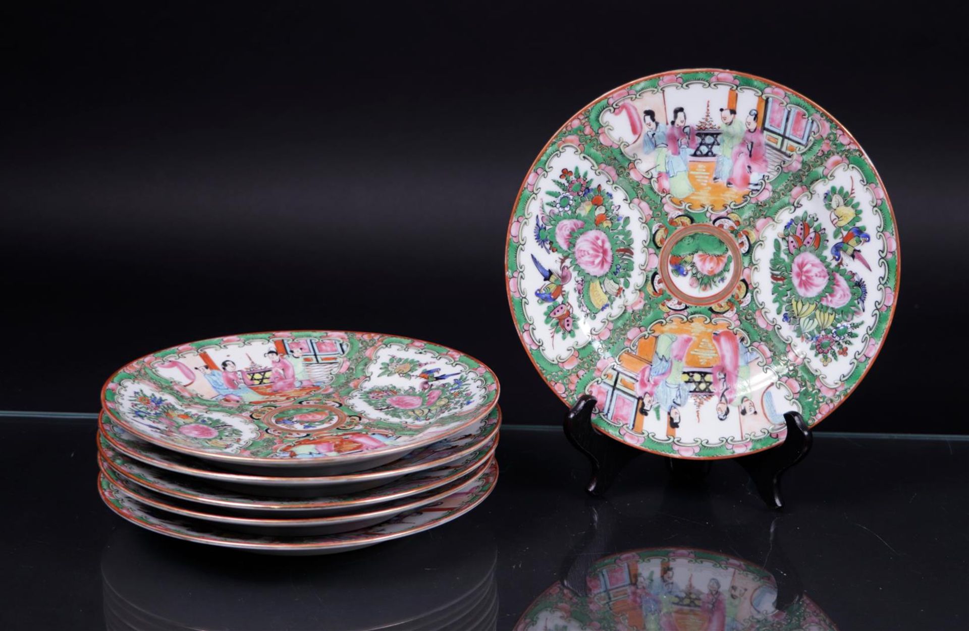 A set of six porcelain Canton plates. China, 19th century.
Diam. 21,5 cm.