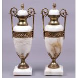 A pair of white marble casolettes with bronze frames, Italy.
H.: 35,5 cm.