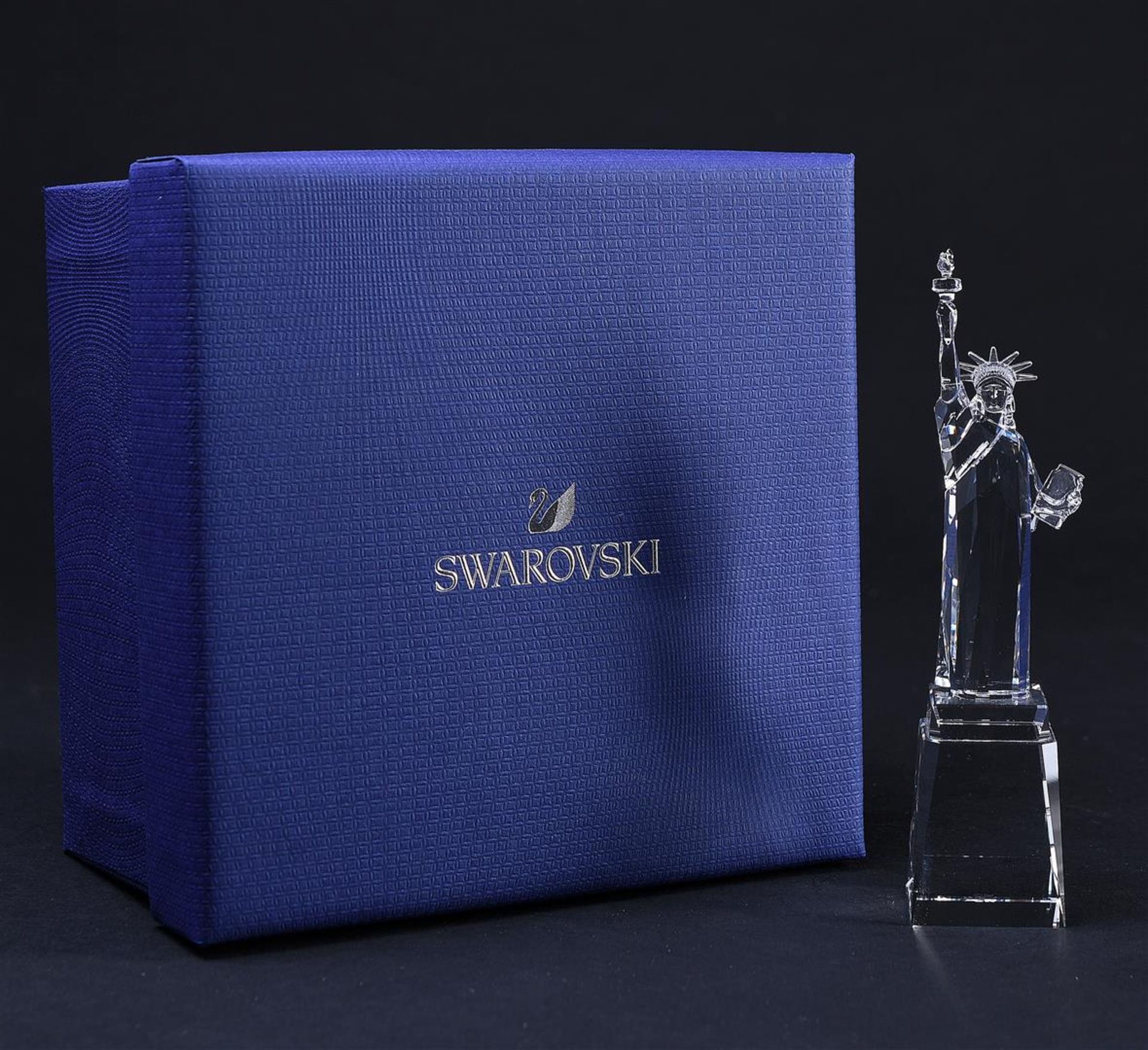 Swarovski, Statue of Liberty Year of issue 2019, 5428011. Includes original box.
3.1 x 3.1 x 13.6 cm - Image 4 of 4