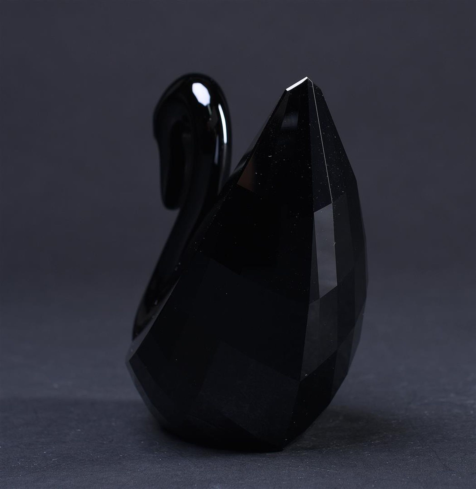 Swarovski, Swan black medium, Year of issue 2011, 1098643. Includes original box.
12,3 x 11,9 cm. - Image 4 of 5