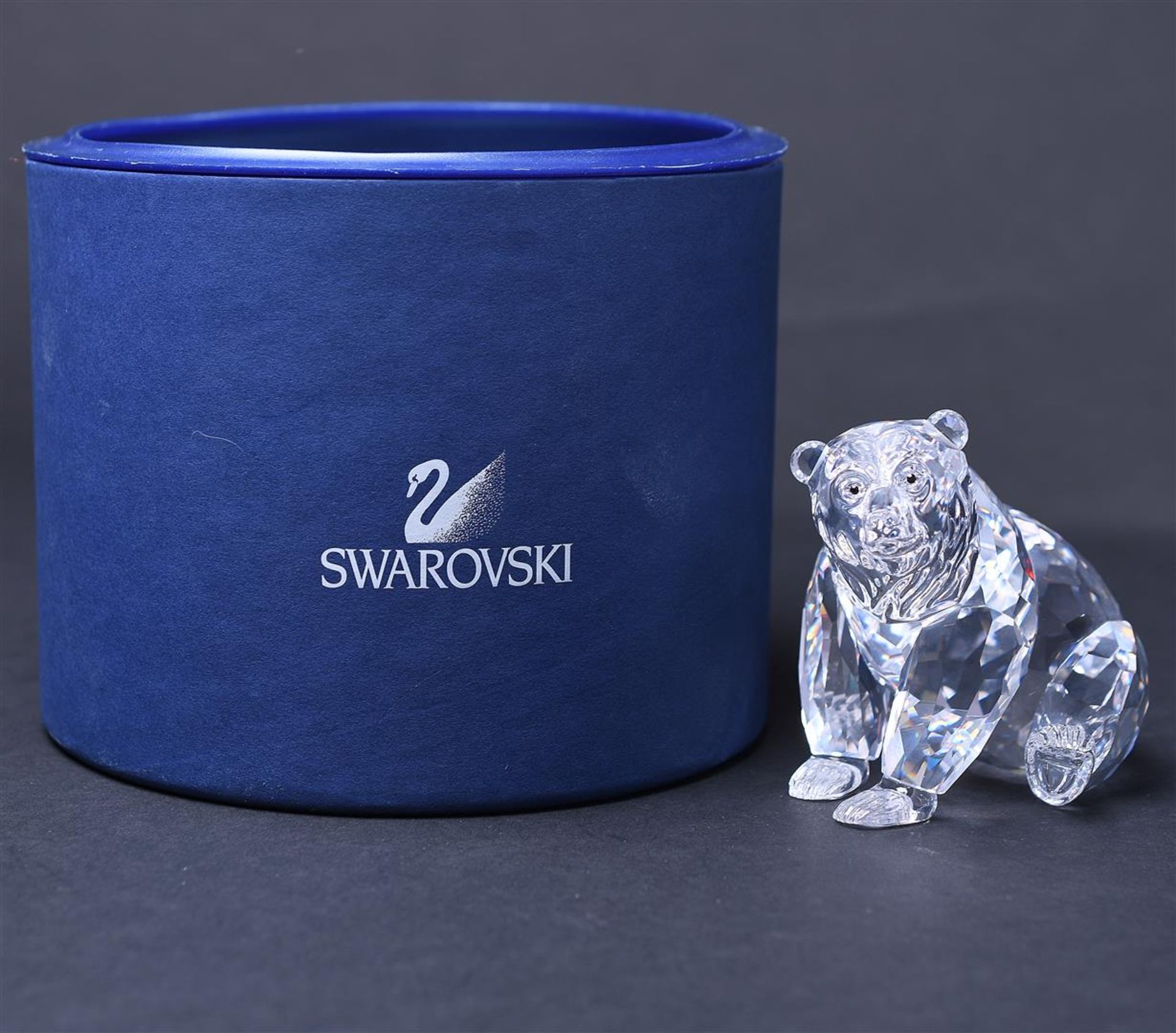 Swarovski, Grizzly bear, year of issue 2006, 243880. In original box.
9 x 7,5 cm. - Image 6 of 6