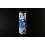 A Nanking cylinder vase decorated with various figures.
H. 35 cm.