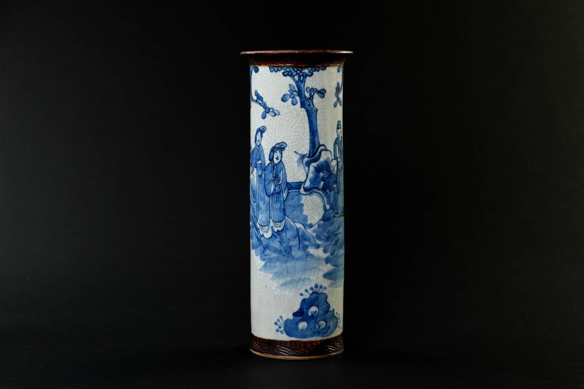 A Nanking cylinder vase decorated with various figures.
H. 35 cm.