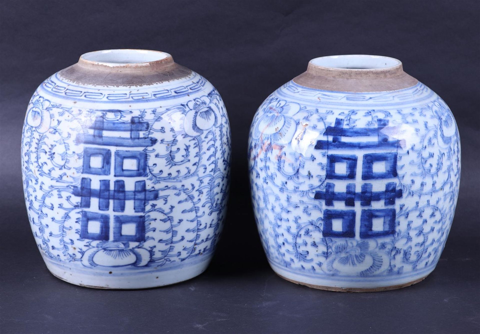 Two porcelain storage jars with double happiness decor, seal mark on the bottom. China, 19/20th cent - Bild 3 aus 5