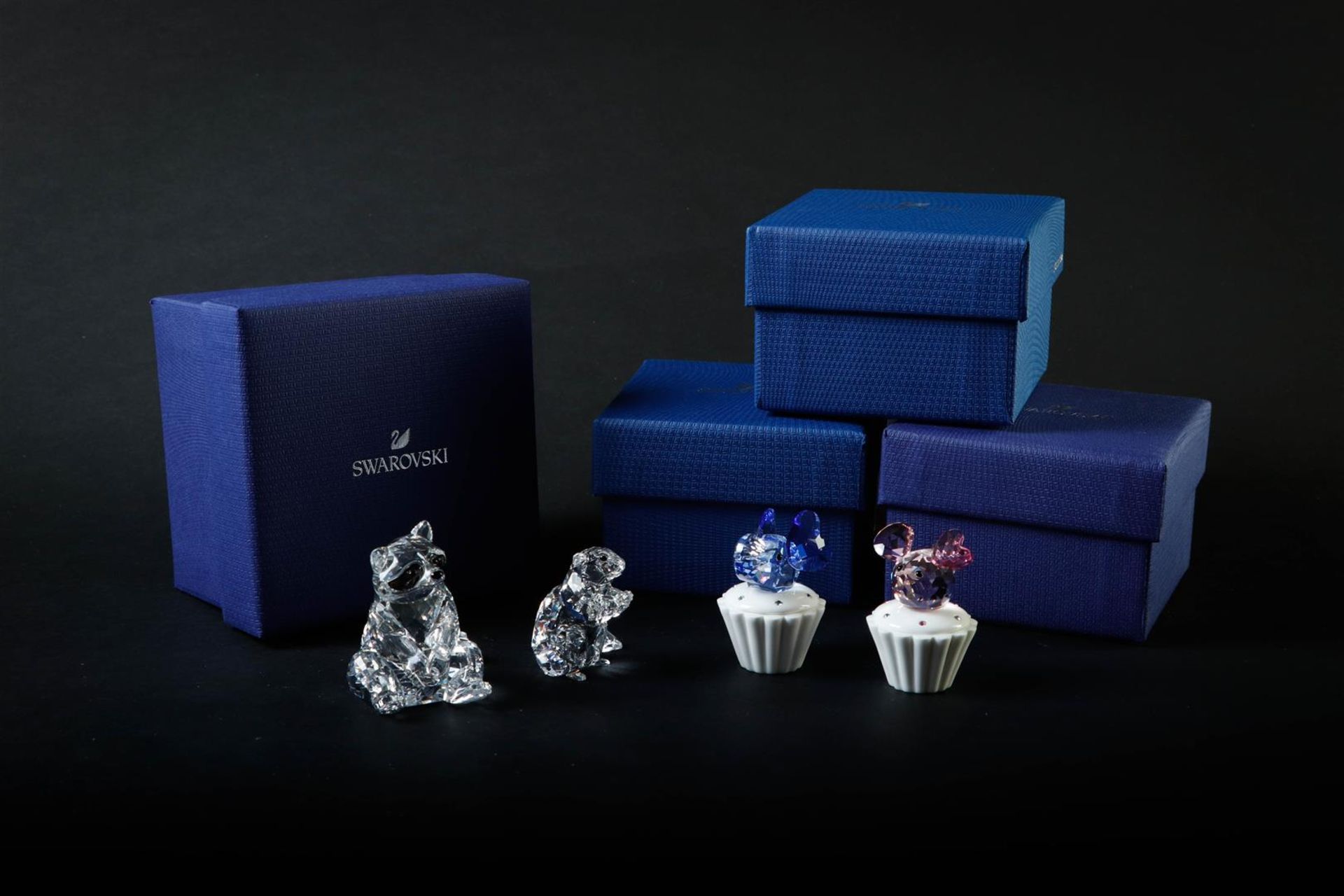 Swarovski, Lot consisting of two rodents and two lidded jars. In original box. - Image 4 of 4