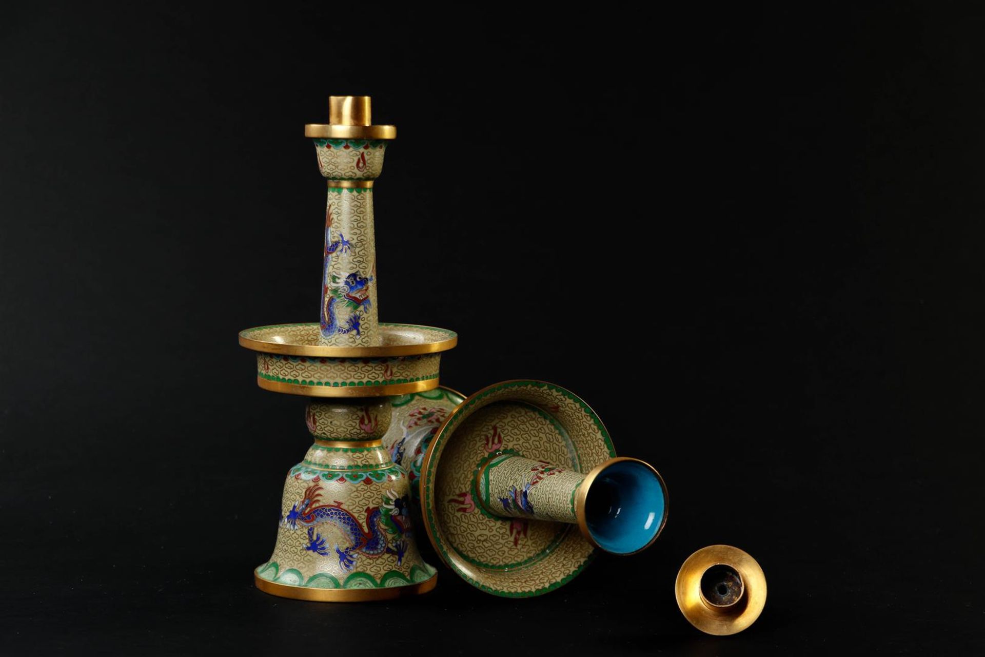 A pair of cloisonne candlesticks decorated with dragons. China, 20th century.
H. 27 cm. - Bild 5 aus 5