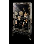A black Chinese cabinet decorated with figures and court scenes in carved stone.
120 x 45 x 102 cm.