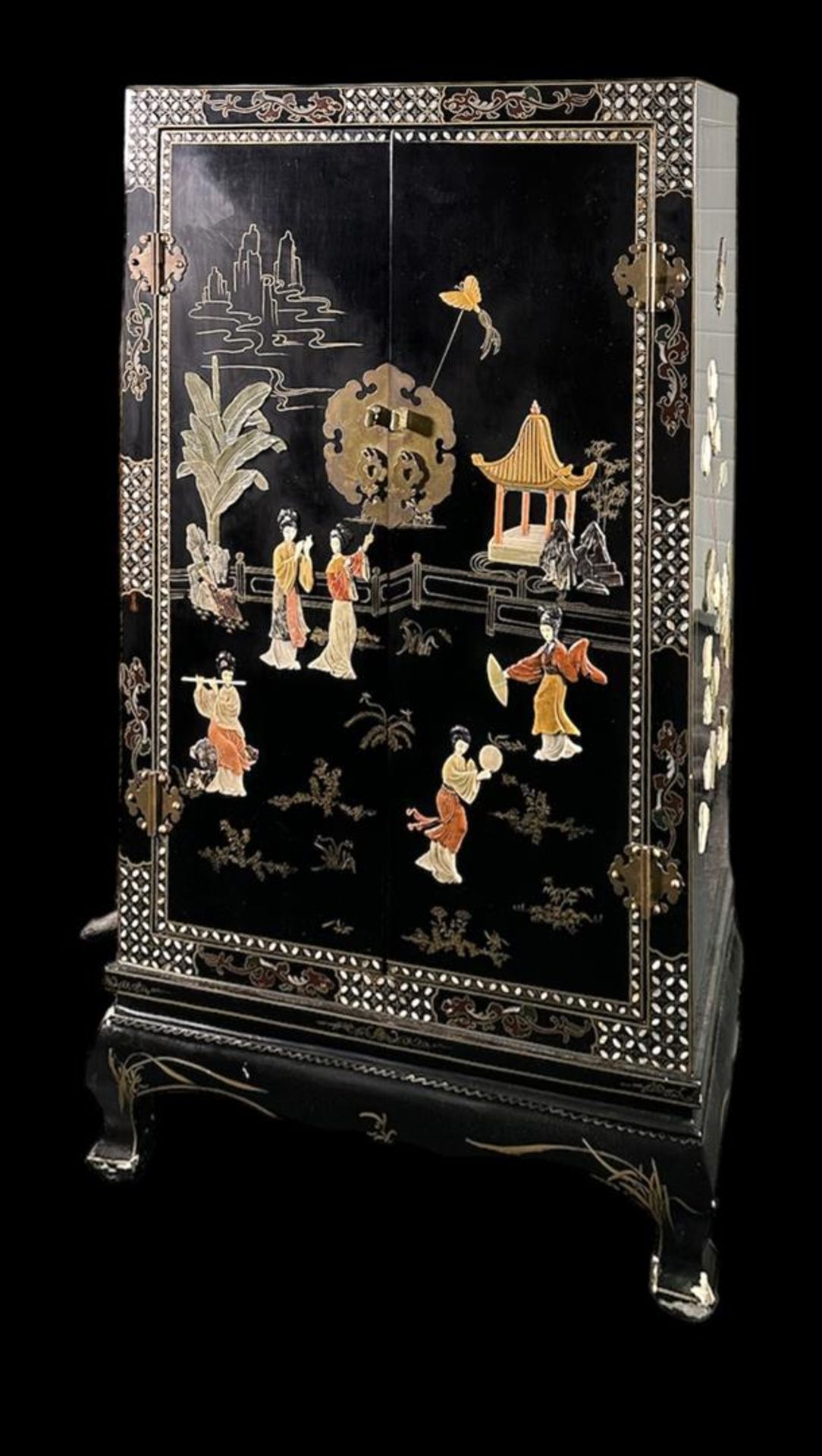 A black Chinese cabinet decorated with figures and court scenes in carved stone.
120 x 45 x 102 cm.