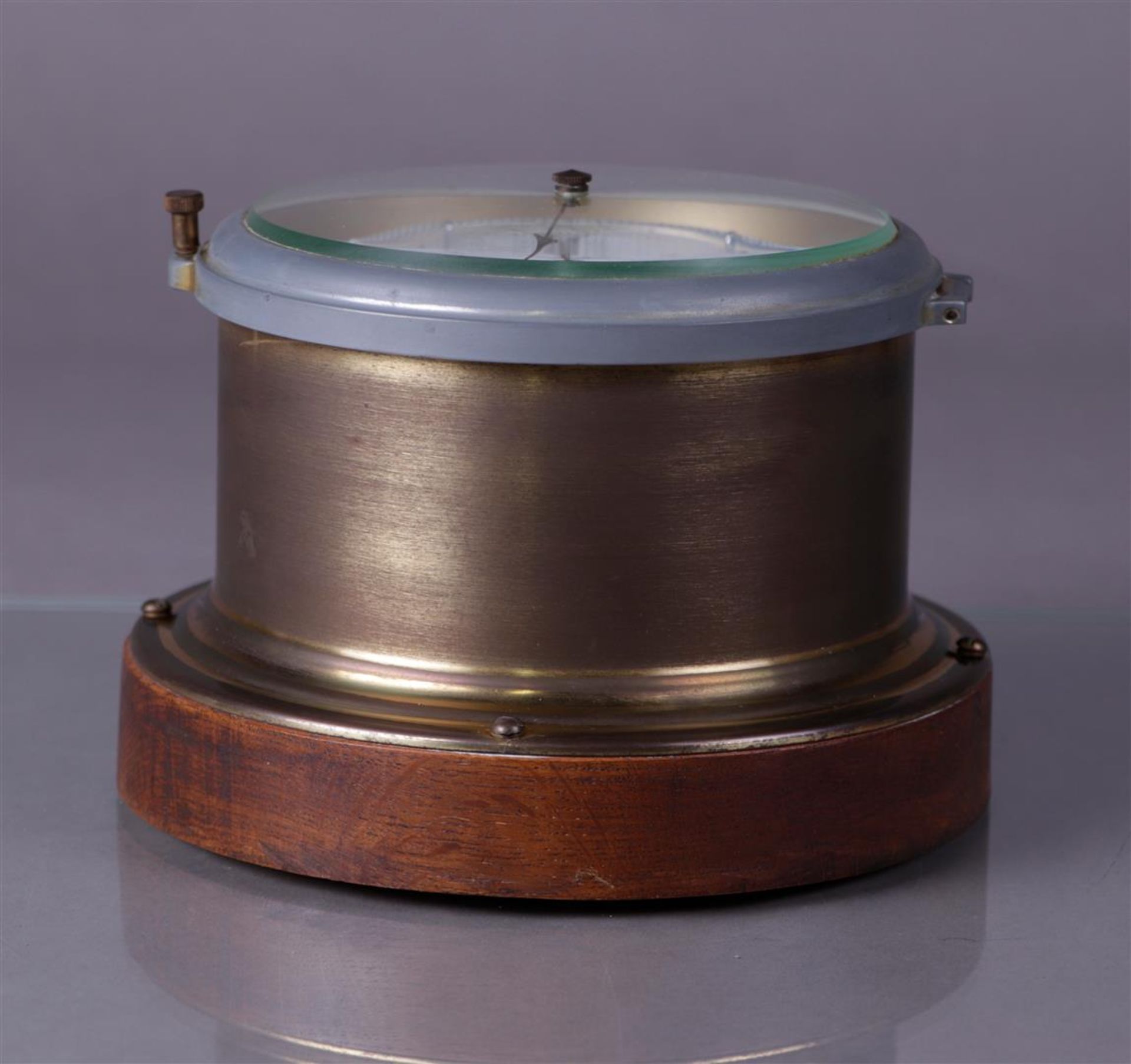 A lot consisting of a ship's clock and barometer. England, 20th century. - Bild 4 aus 8