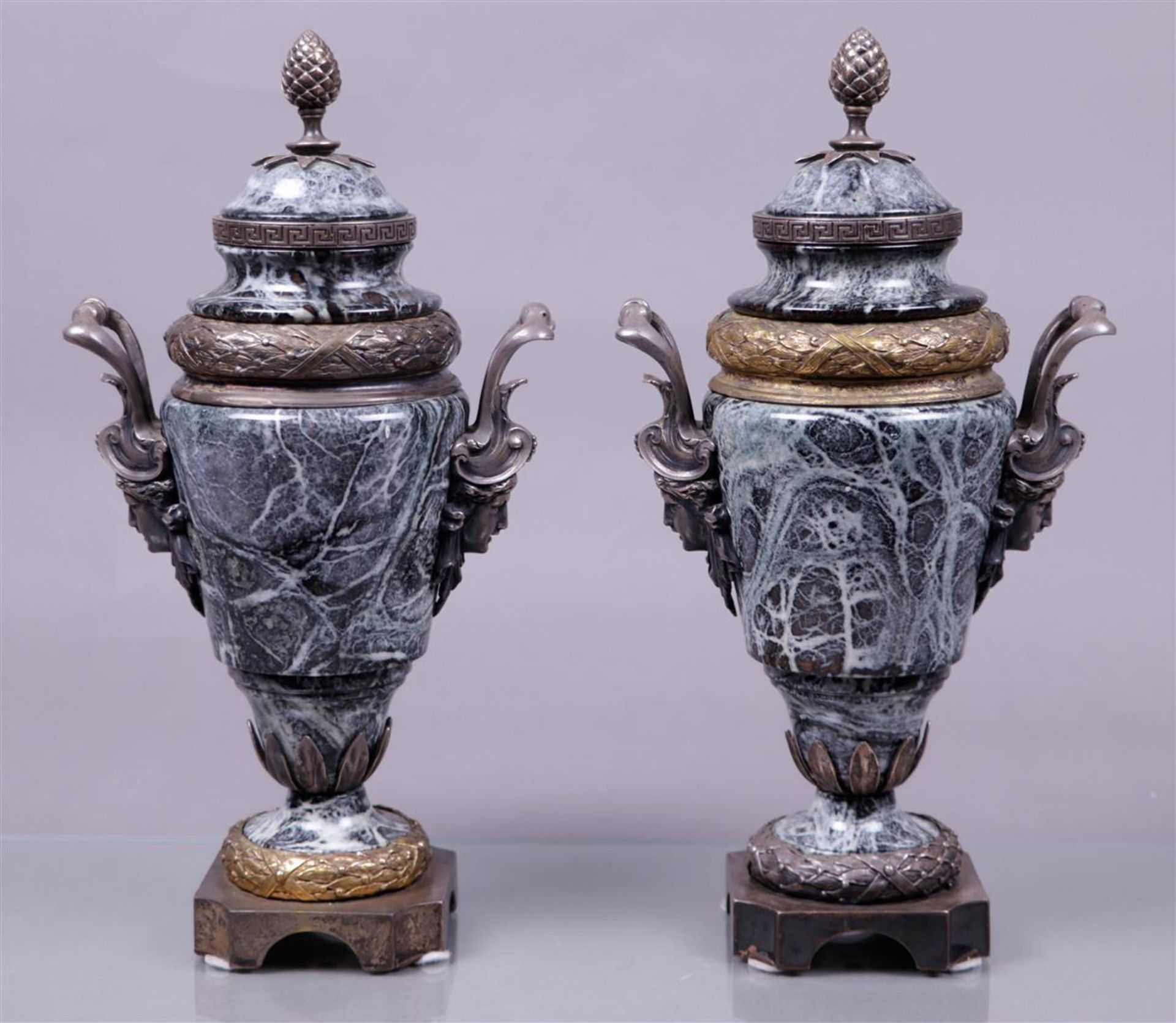 A pair of marble casolettes with cast bronze frames. Italy.
H. 44,5 cm.